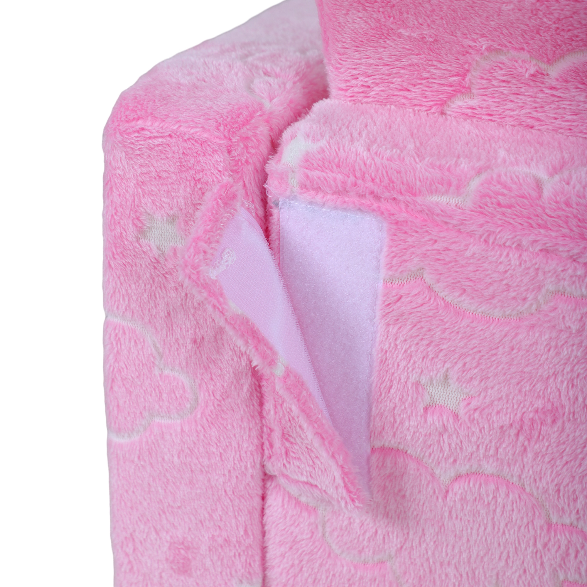 Primer plano de un mameluco rosa esponjoso con estampado de nubes y cierre de velcro.