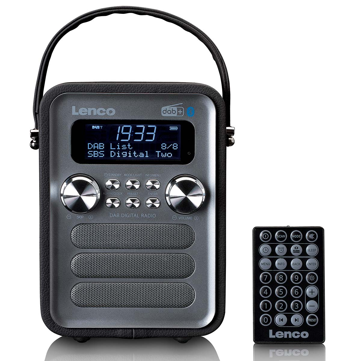 Ein Lenco DAB Digitalradio mit Fernbedienung auf weißem Hintergrund.