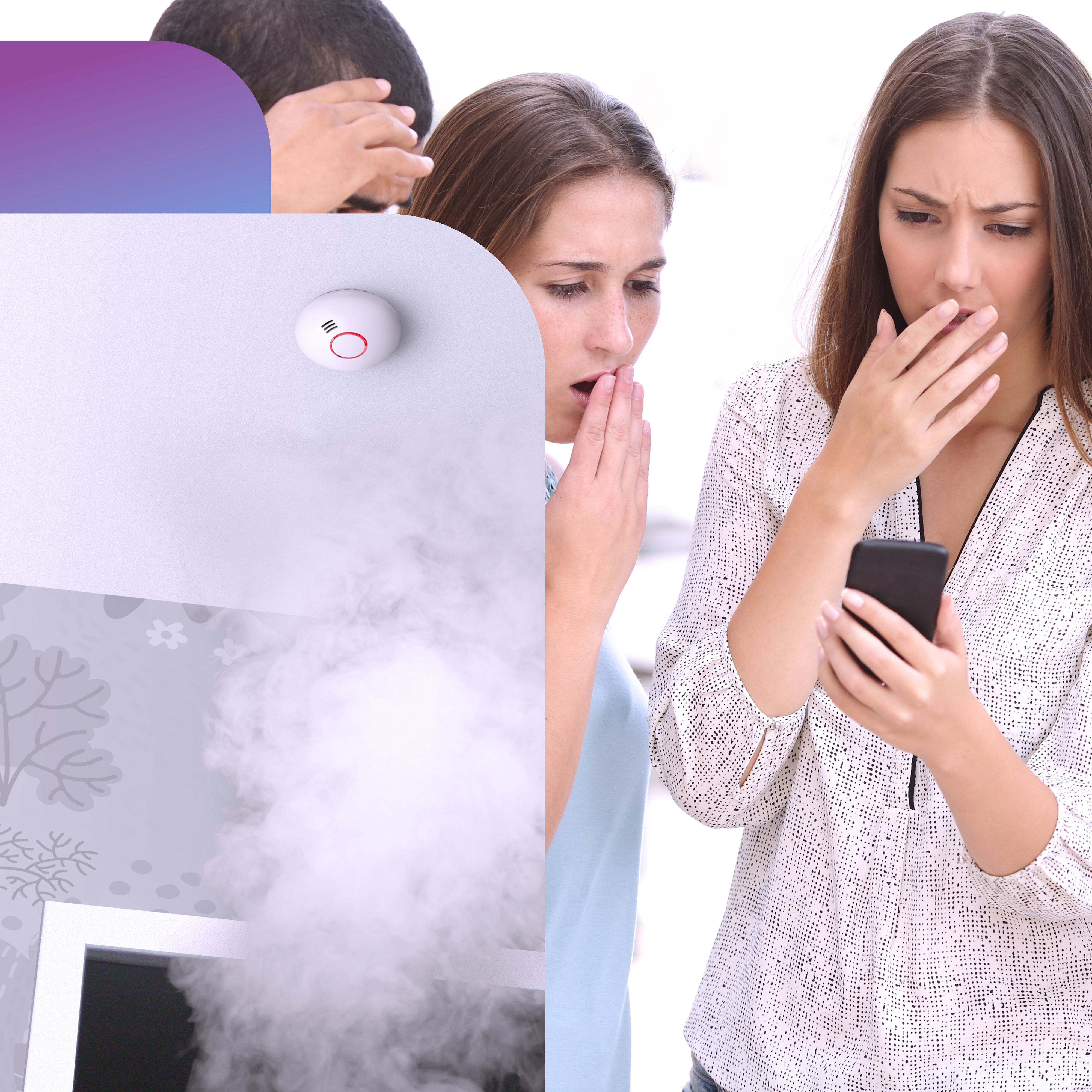 Rauchmelder an Decke mit Dampf, zwei Frauen blicken erschrocken aufs Handy.