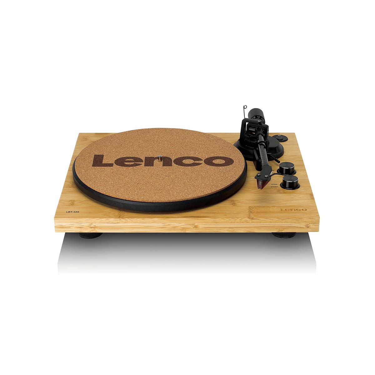 Bambusowy gramofon z logo Lenco na macie.