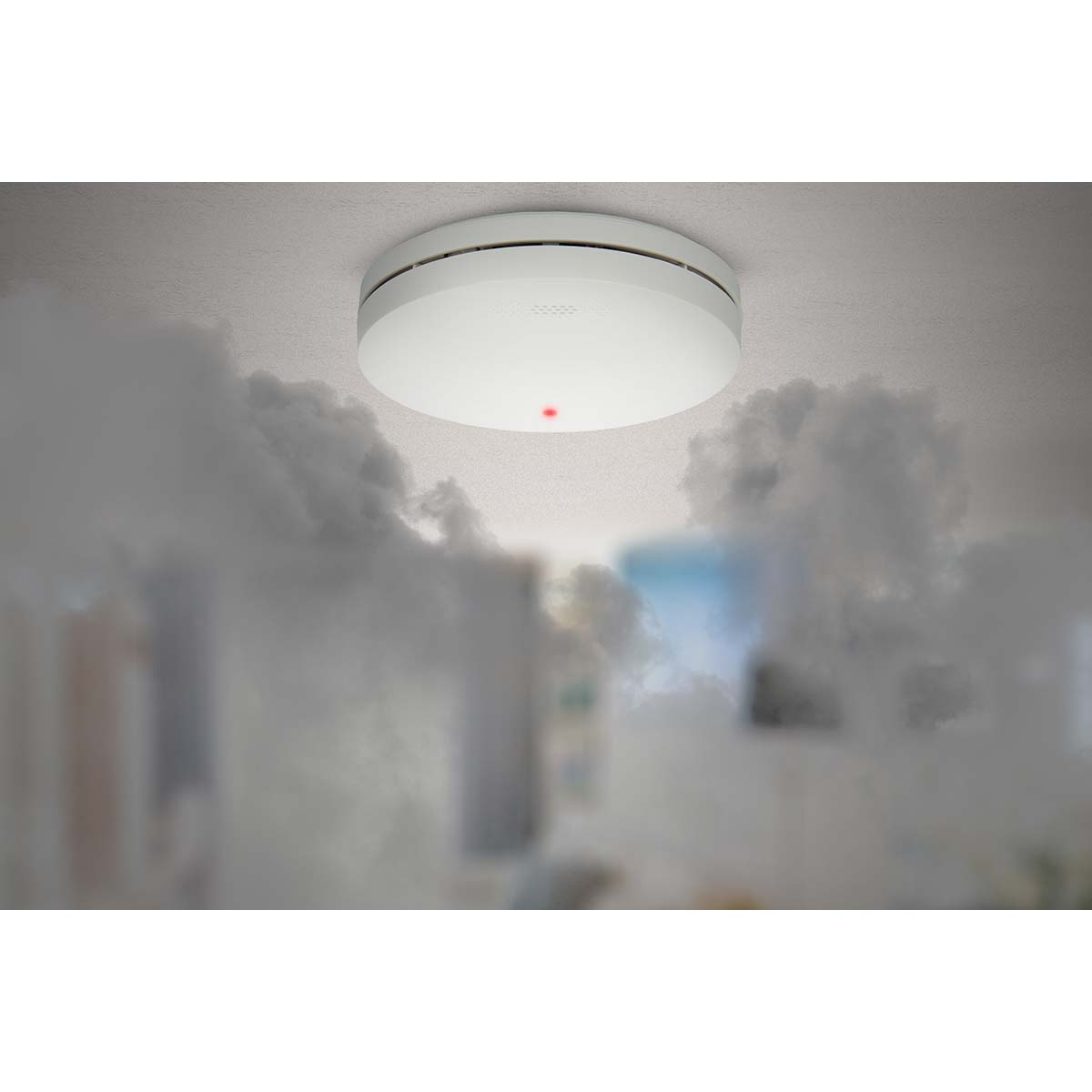 Ein weißer Rauchmelder mit rotem Licht an einer Decke, umgeben von Rauch.