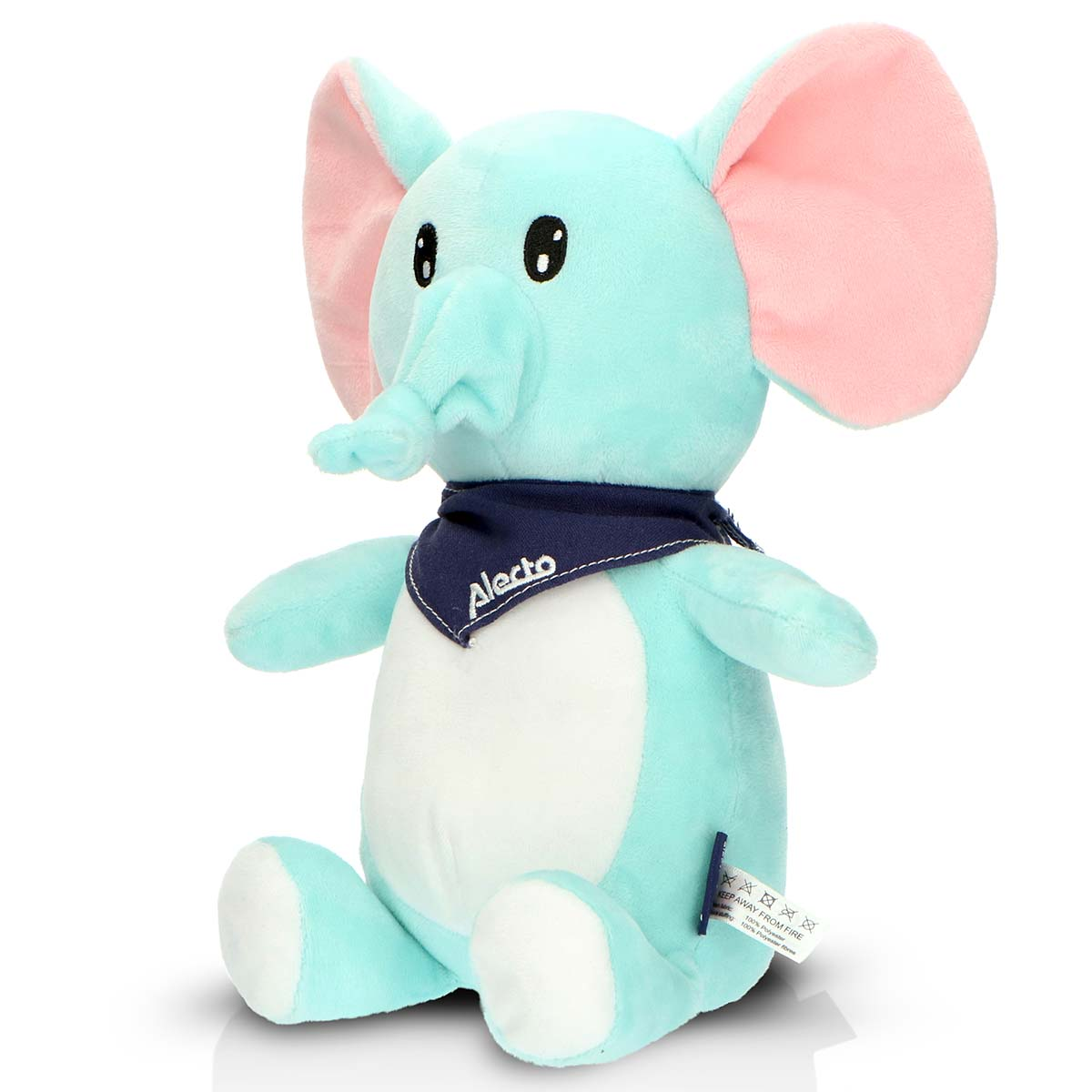 Een lichtblauwe pluche olifant met roze oren en een donkerblauwe bandana.