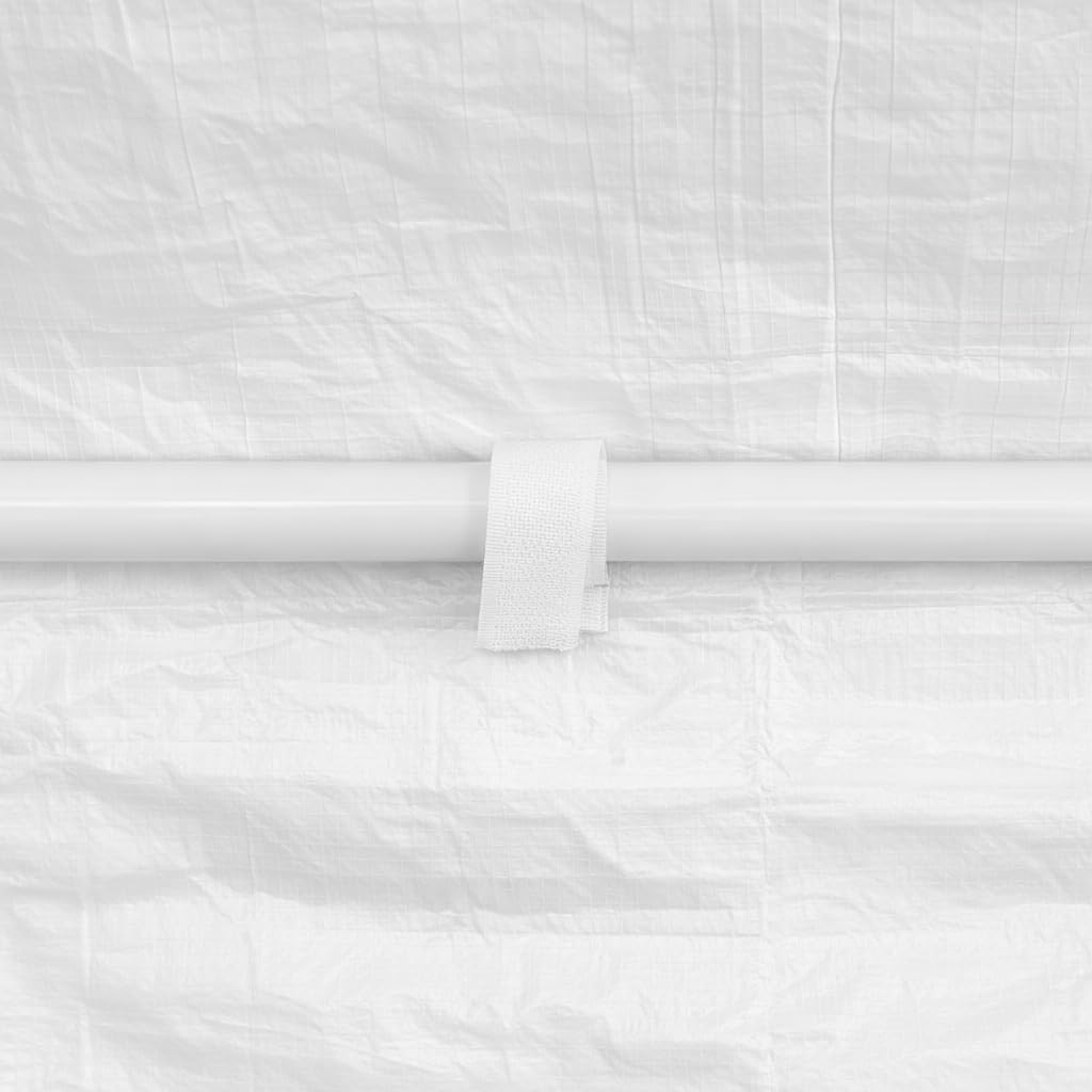Una correa blanca envuelta en un poste blanco, sobre fondo blanco.