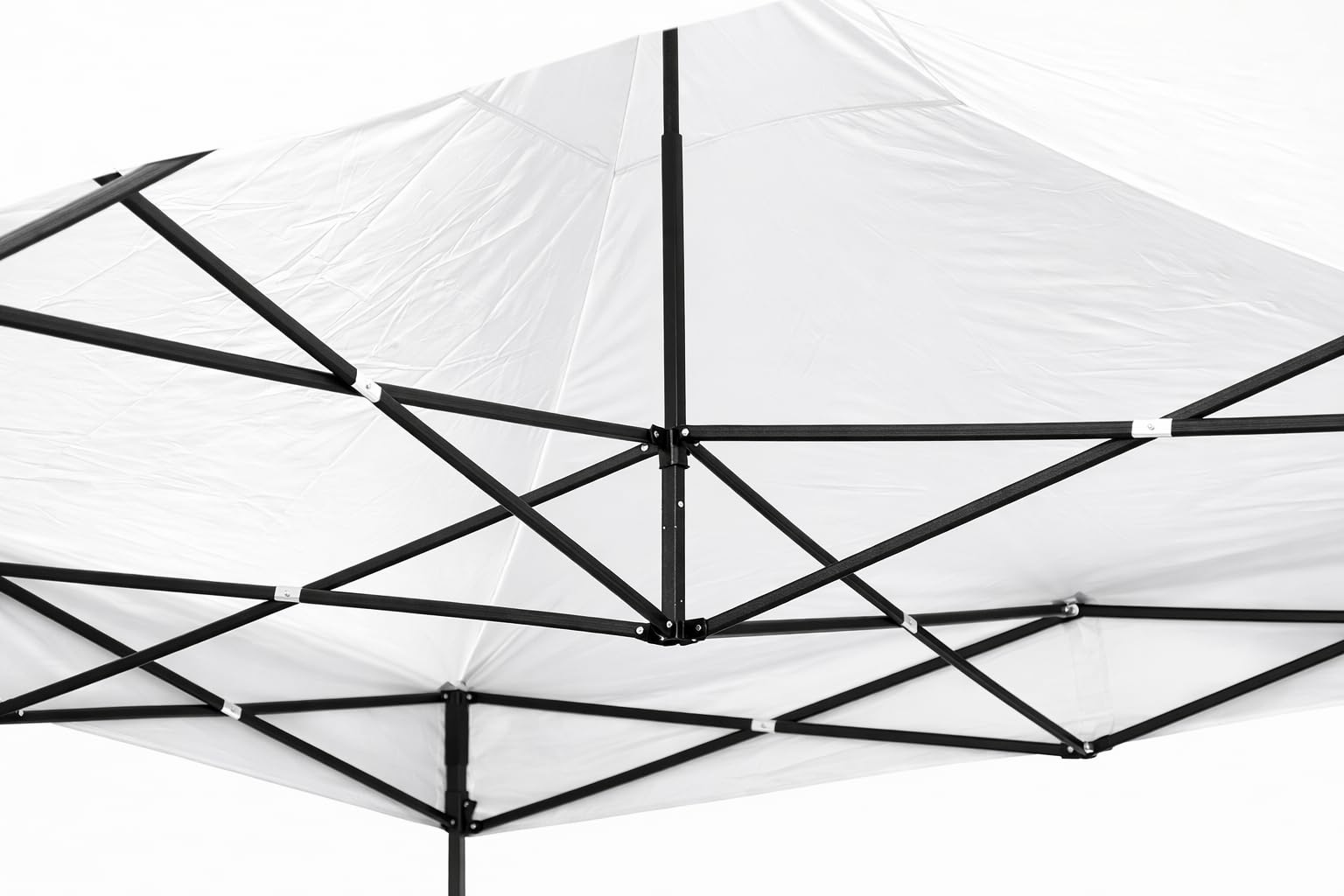 Vista interior de un toldo blanco con estructura de marco metálico negro.
