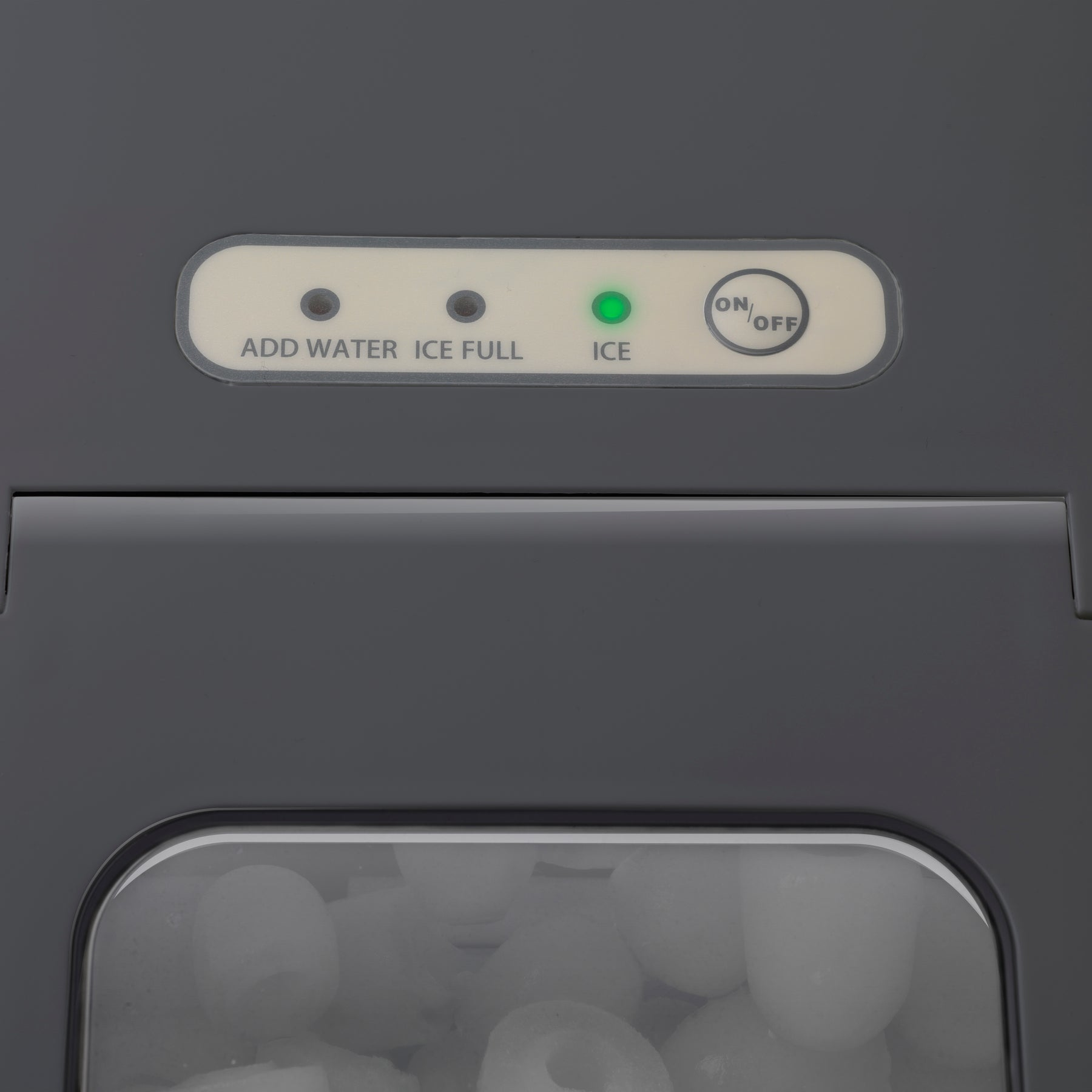 Ein Eisbereiter mit grüner "ICE"-Anzeige und Eiswürfeln im Fenster.