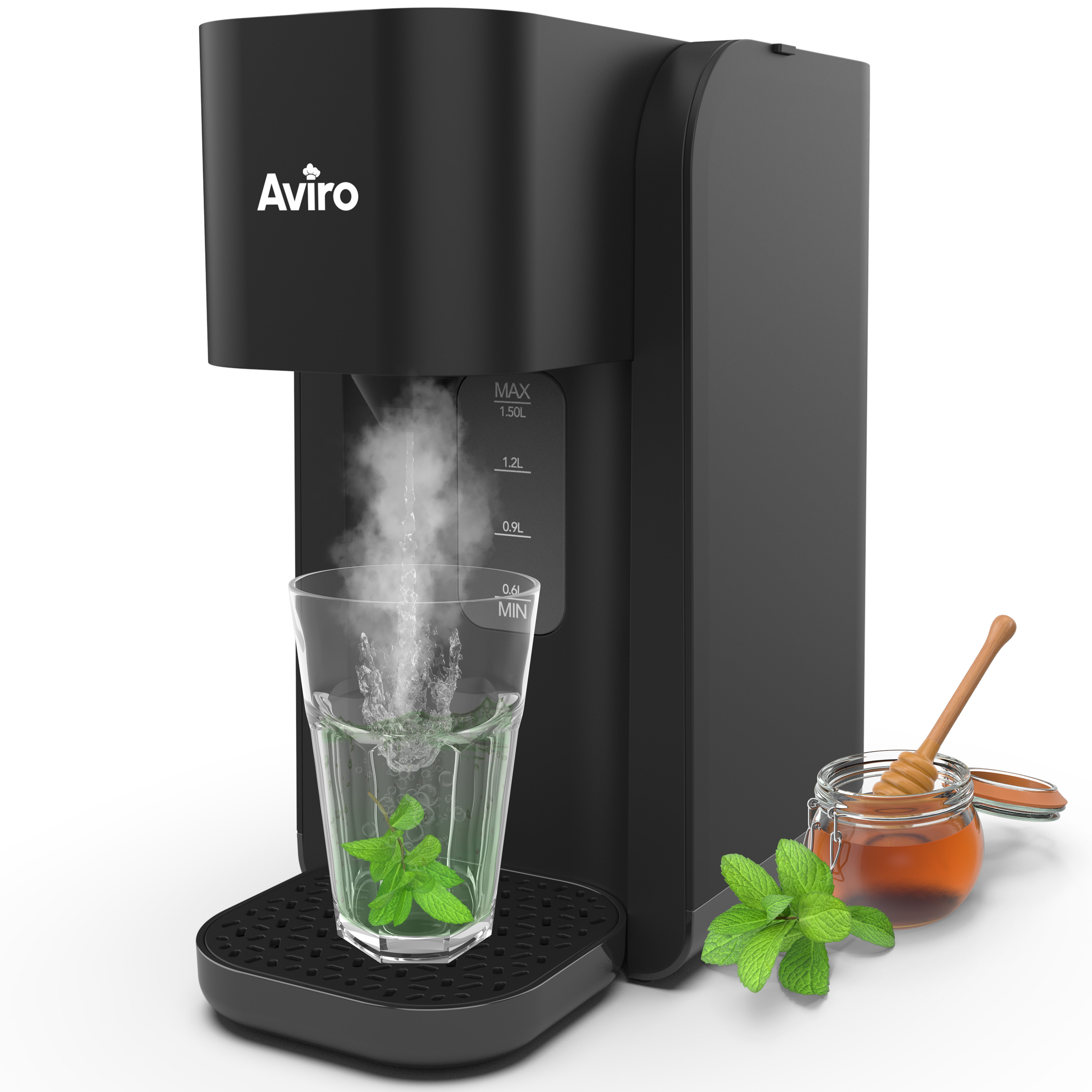 Zwarte waterdispenser met glas, munt en honing. Stoom stijgt op.
