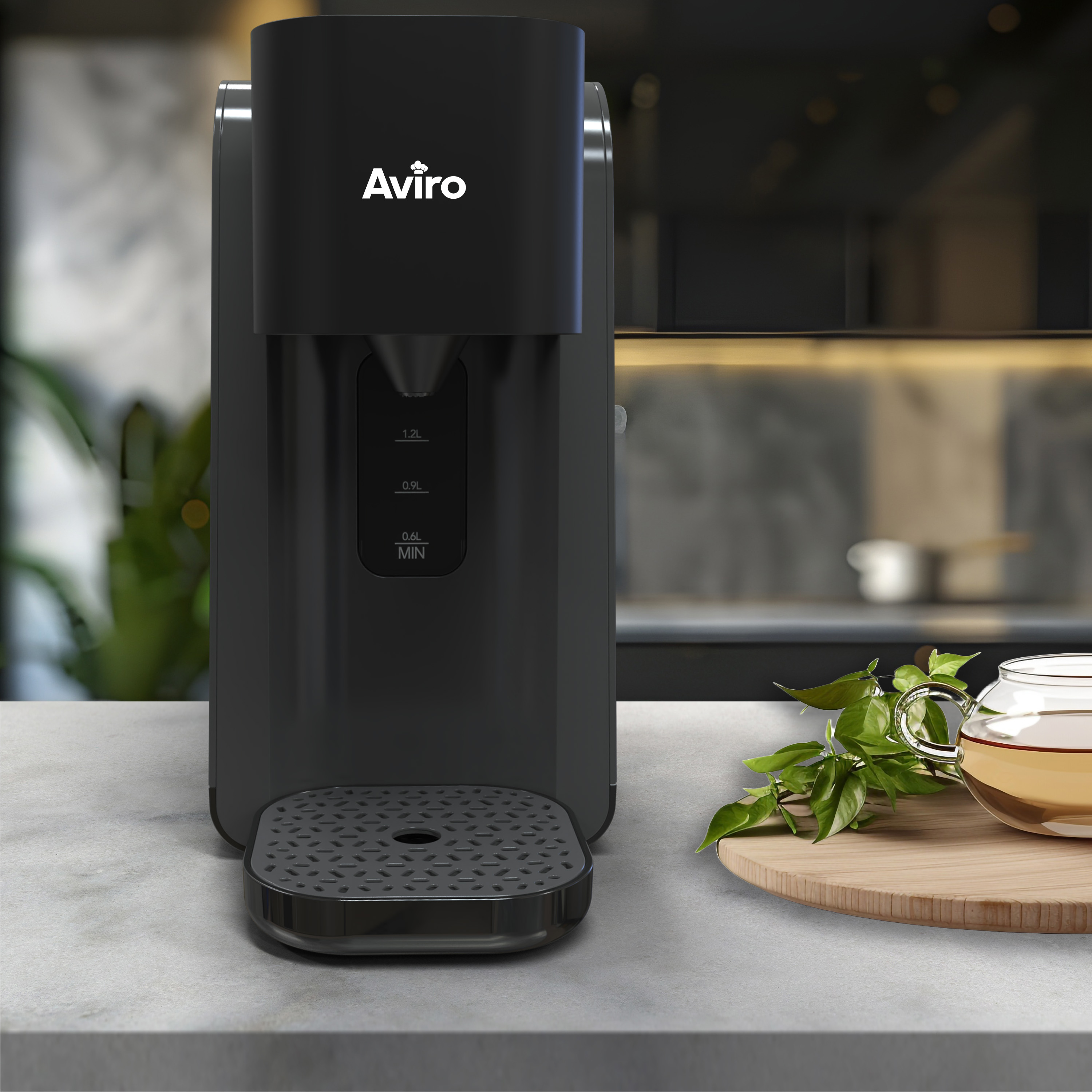 Een zwarte Avira waterdispenser staat op een marmeren oppervlak naast een kop thee.