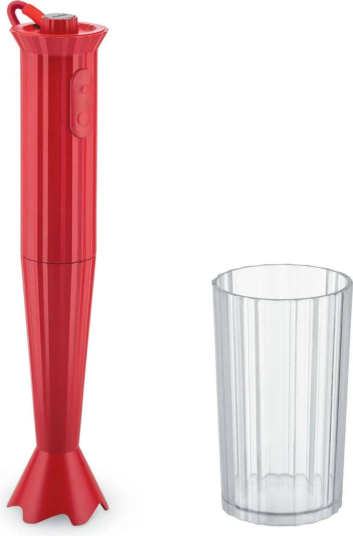 Frullatore a immersione rosso e bicchiere trasparente scanalato su sfondo bianco.