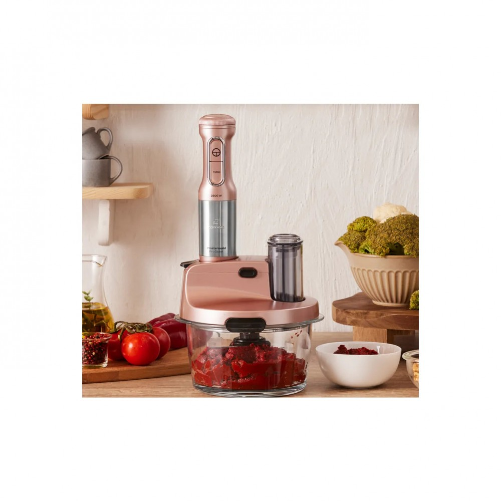 Gül altın rengi el blender seti, mutfak robotu, domates ve brokoli ile.