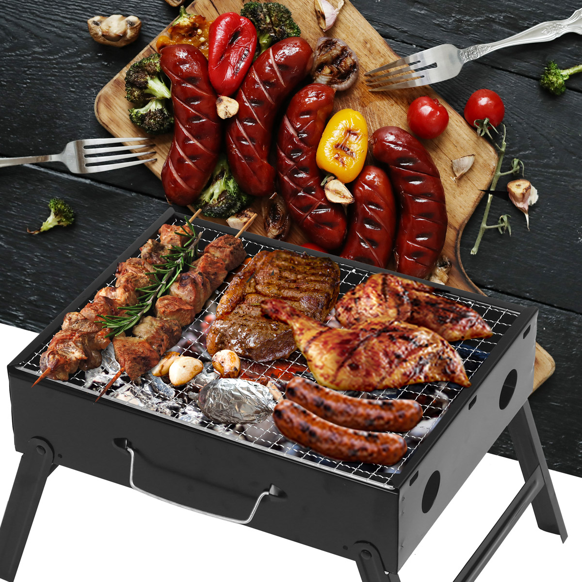 Grill z kiełbasami, szaszłykami, stekiem i udkami kurczaka nad węglem.