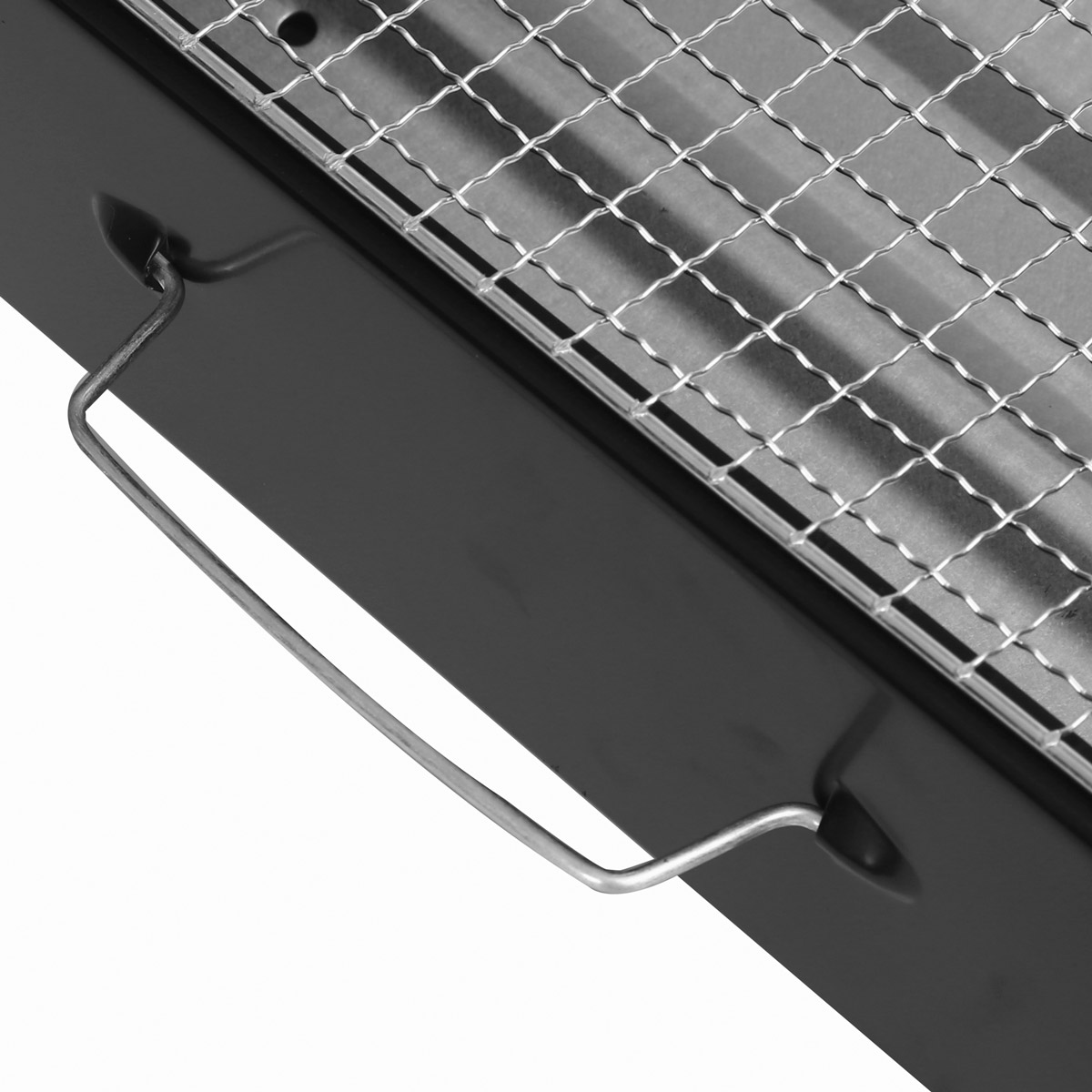 Zbliżenie czarnego grilla z srebrną kratką drucianą i metalowym uchwytem.