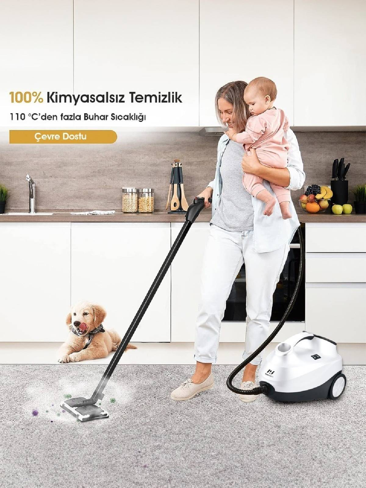 Bebekli kadın buharlı temizleyiciyle halı temizliyor. Köpek yanında yatıyor.