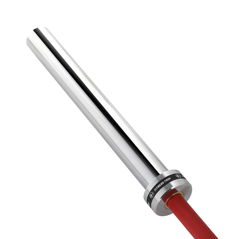 Una barra de pesas plateada con agarre rojo y collar plateado.