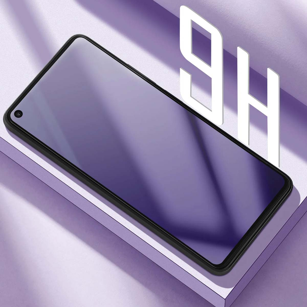 Uno smartphone con schermo viola poggia su gradini viola. 9H.