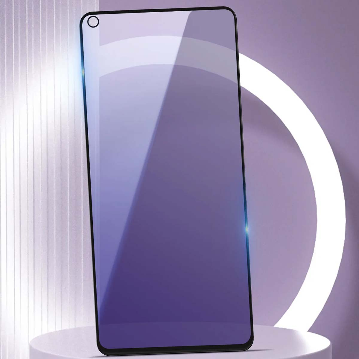 Una protezione schermo sfumata viola per un telefono con ritaglio fotocamera.