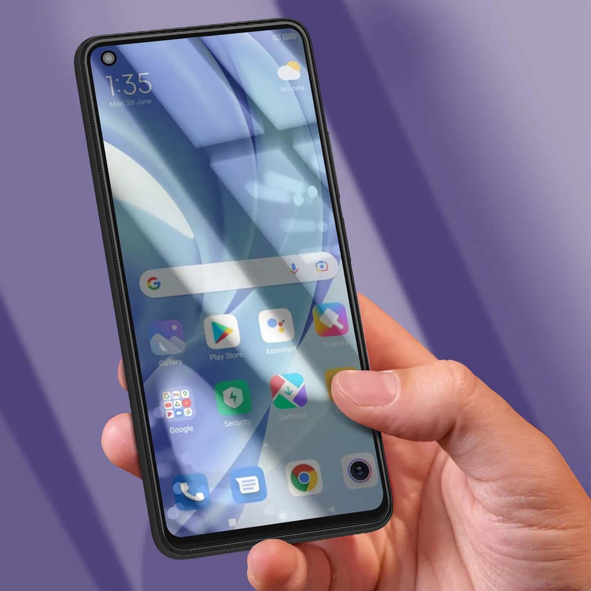 Una mano tiene uno smartphone con uno sfondo blu e app.