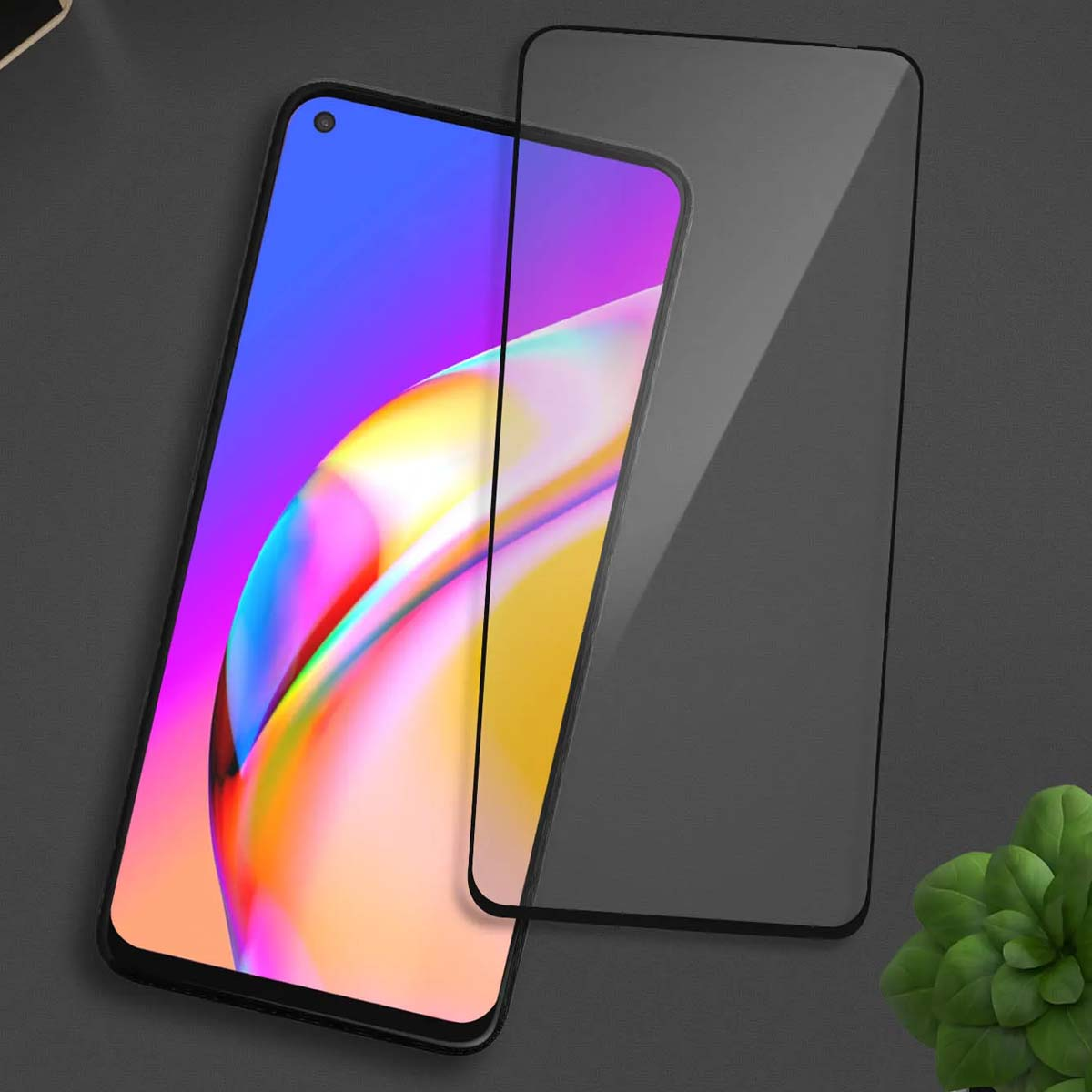 Uno smartphone con uno sfondo colorato e una protezione per lo schermo accanto.