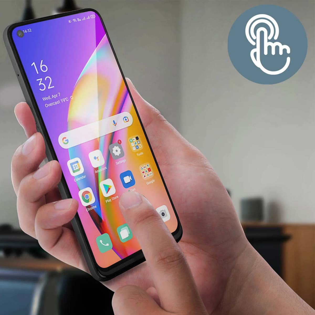 Mano che tiene smartphone con sfondo colorato e icone. Un dito tocca lo schermo.