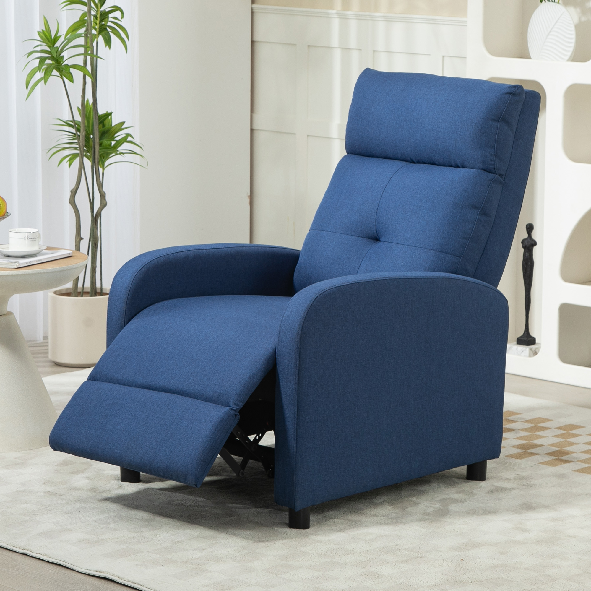 Un sillón reclinable azul con el reposapiés extendido, sobre una alfombra.