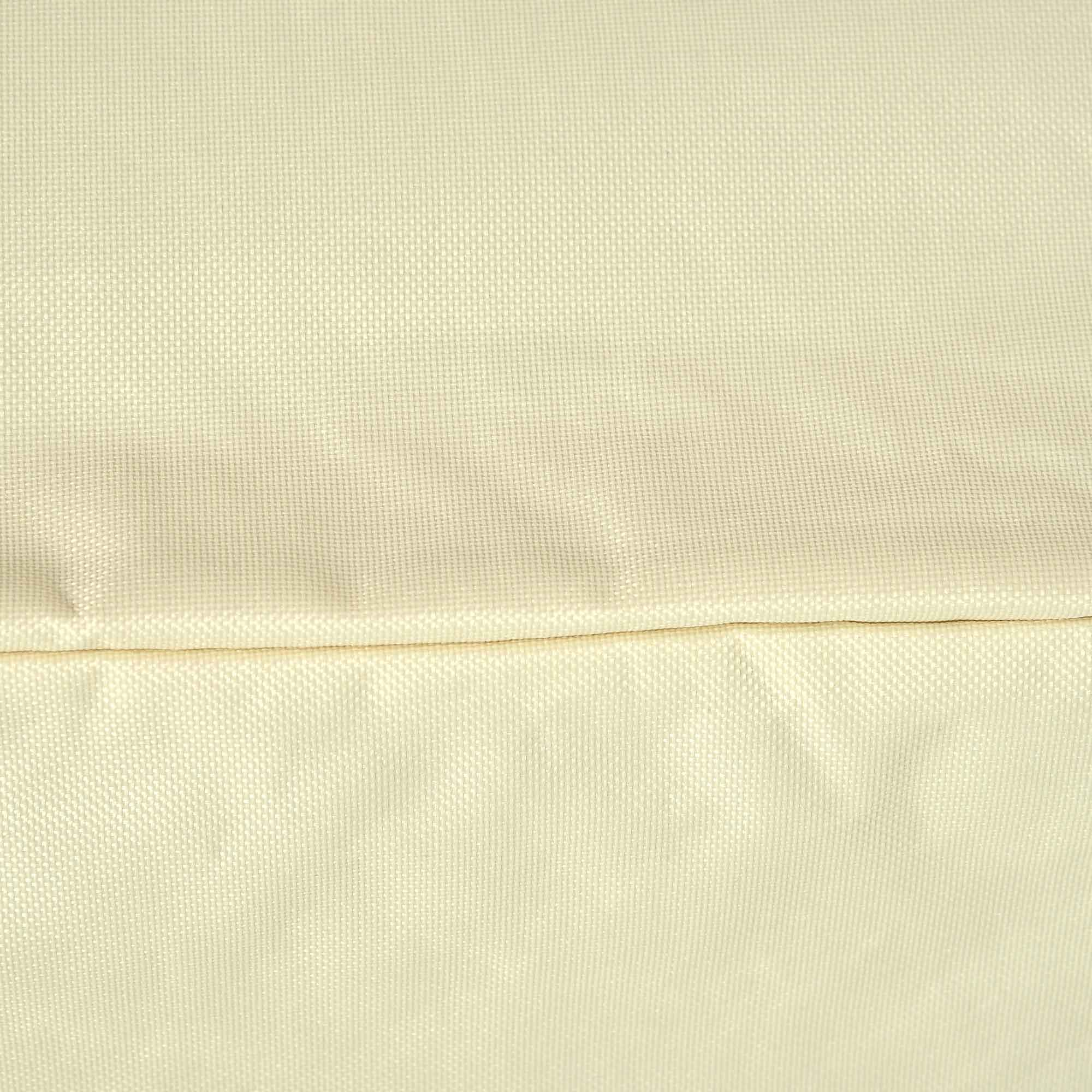 Primer plano de una textura tejida beige claro con una costura.