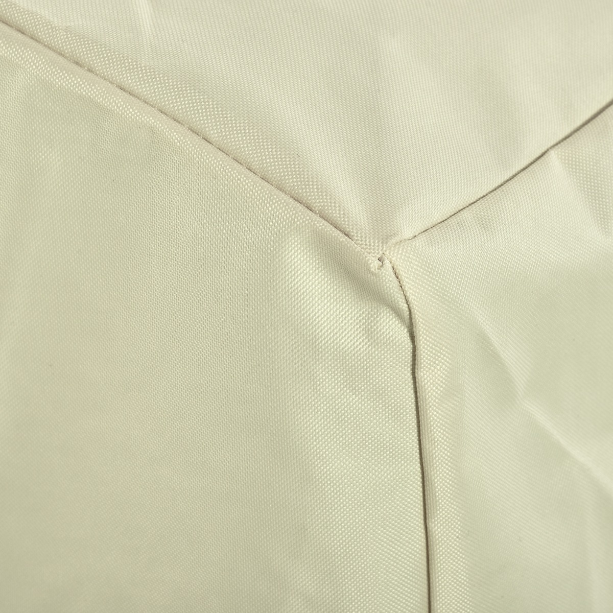 Superficie de tela beige con costuras y pliegues.