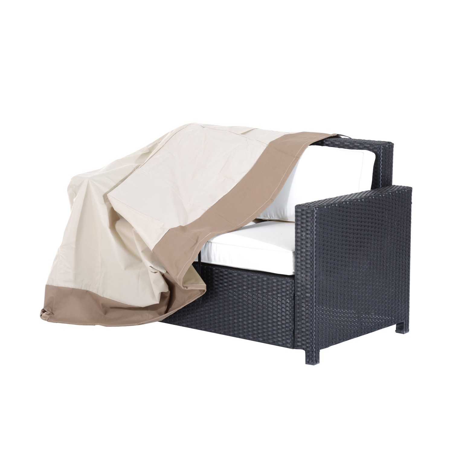 Una silla tejida oscura con cojines blancos está medio cubierta por una lona beige y marrón.