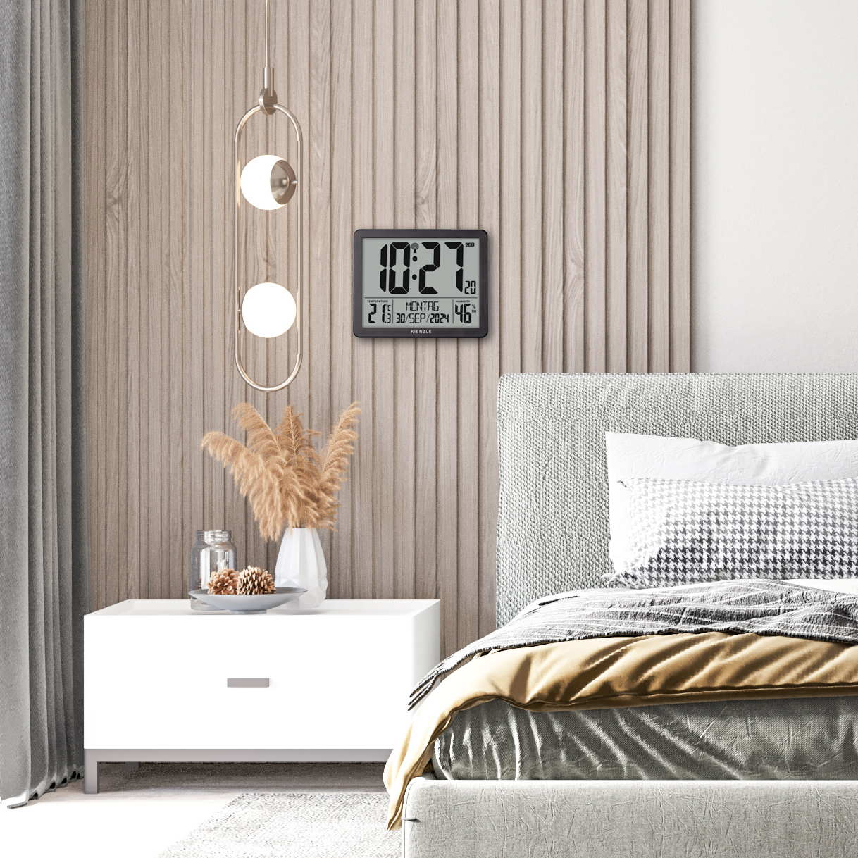 Digitaluhr an Wand mit Schlafzimmerdekor, zeigt Zeit, Datum, Temperatur und Luftfeuchtigkeit.