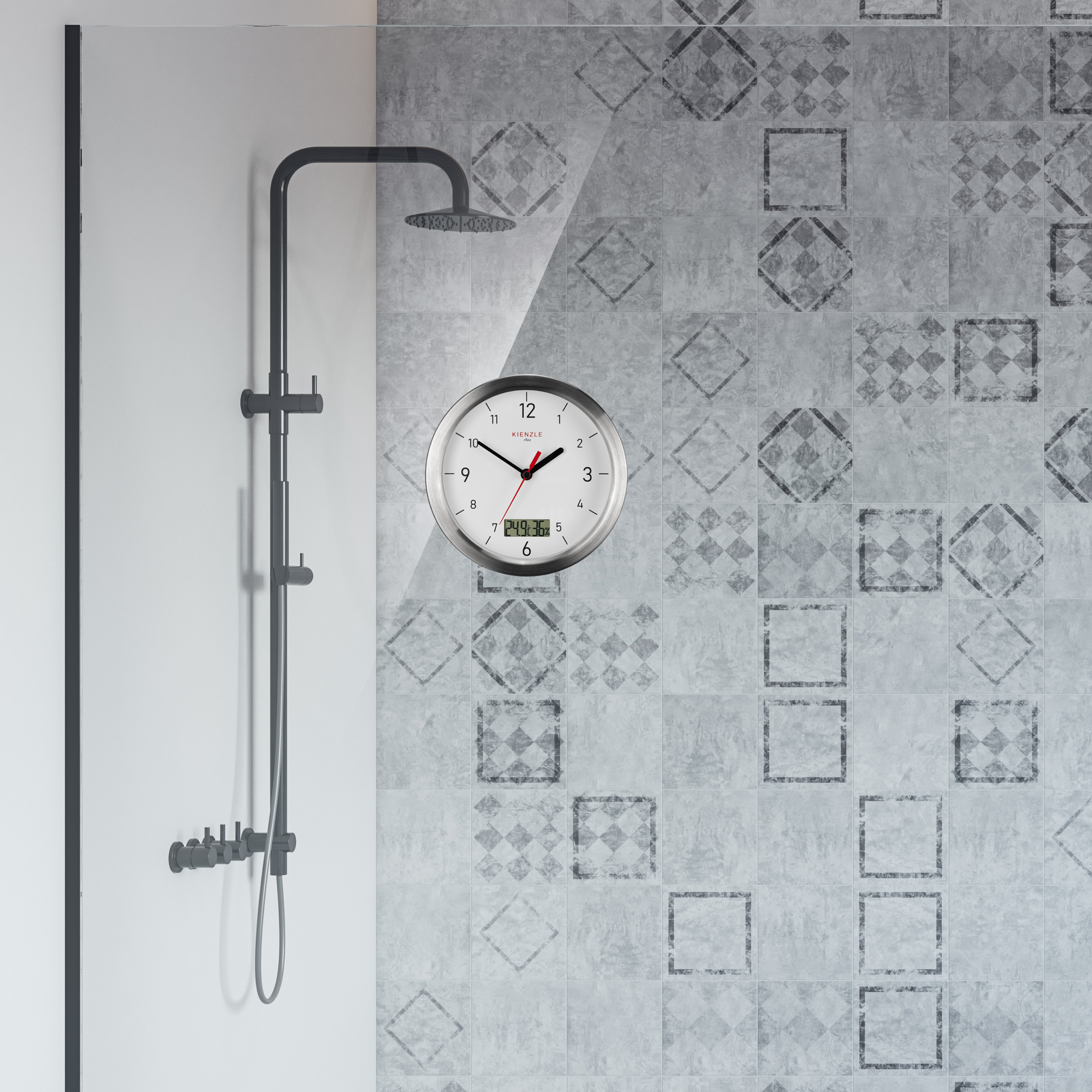 Grifería de ducha gris con alcachofa y reloj en pared alicatada.