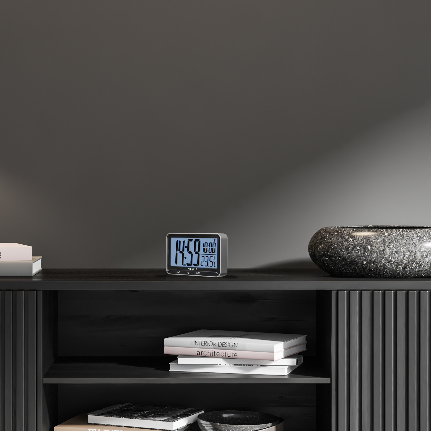 Reloj digital muestra 11:59 y 23,5 grados en un estante oscuro.