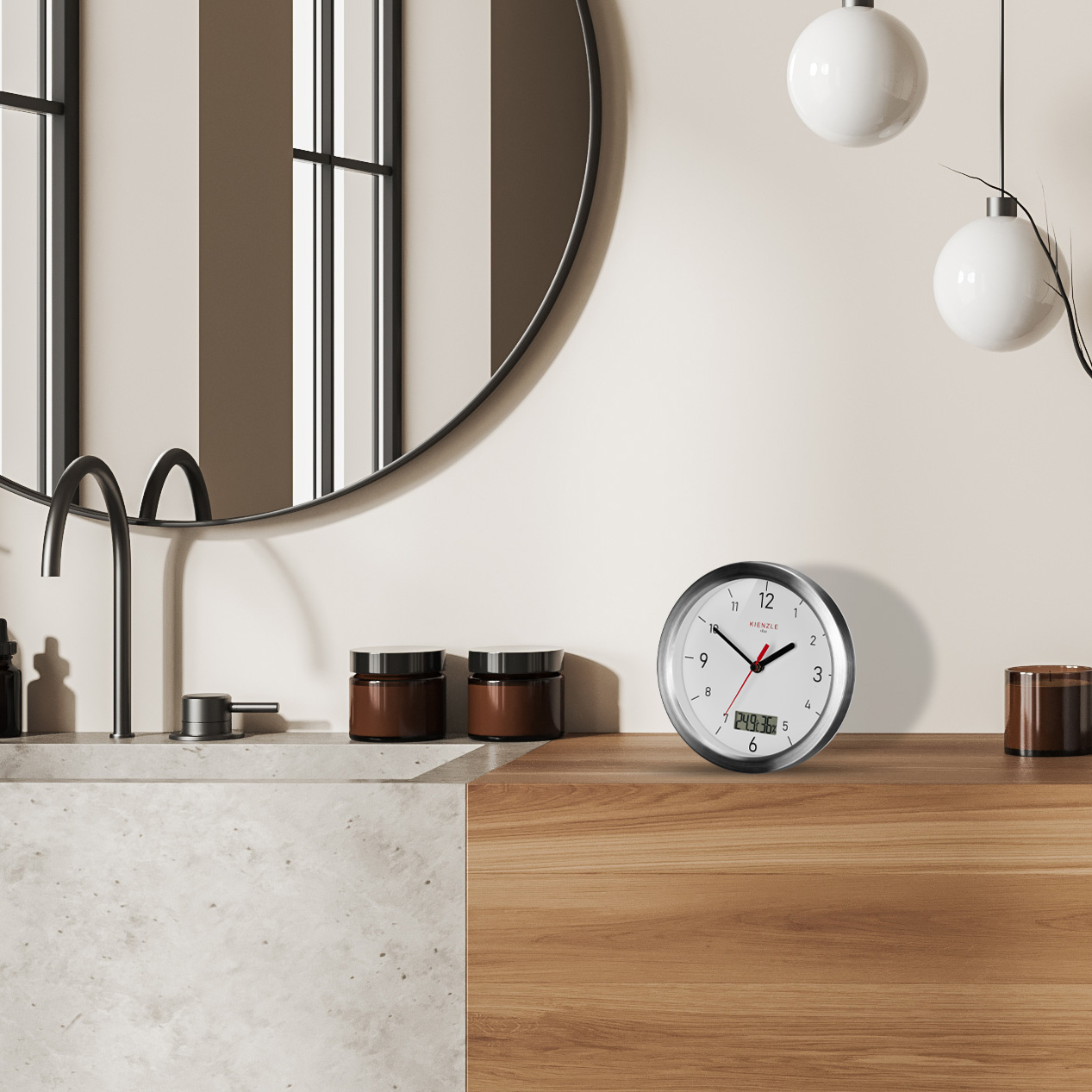Un reloj de pared Kienzle redondo con marco plateado, junto a tarros marrones.