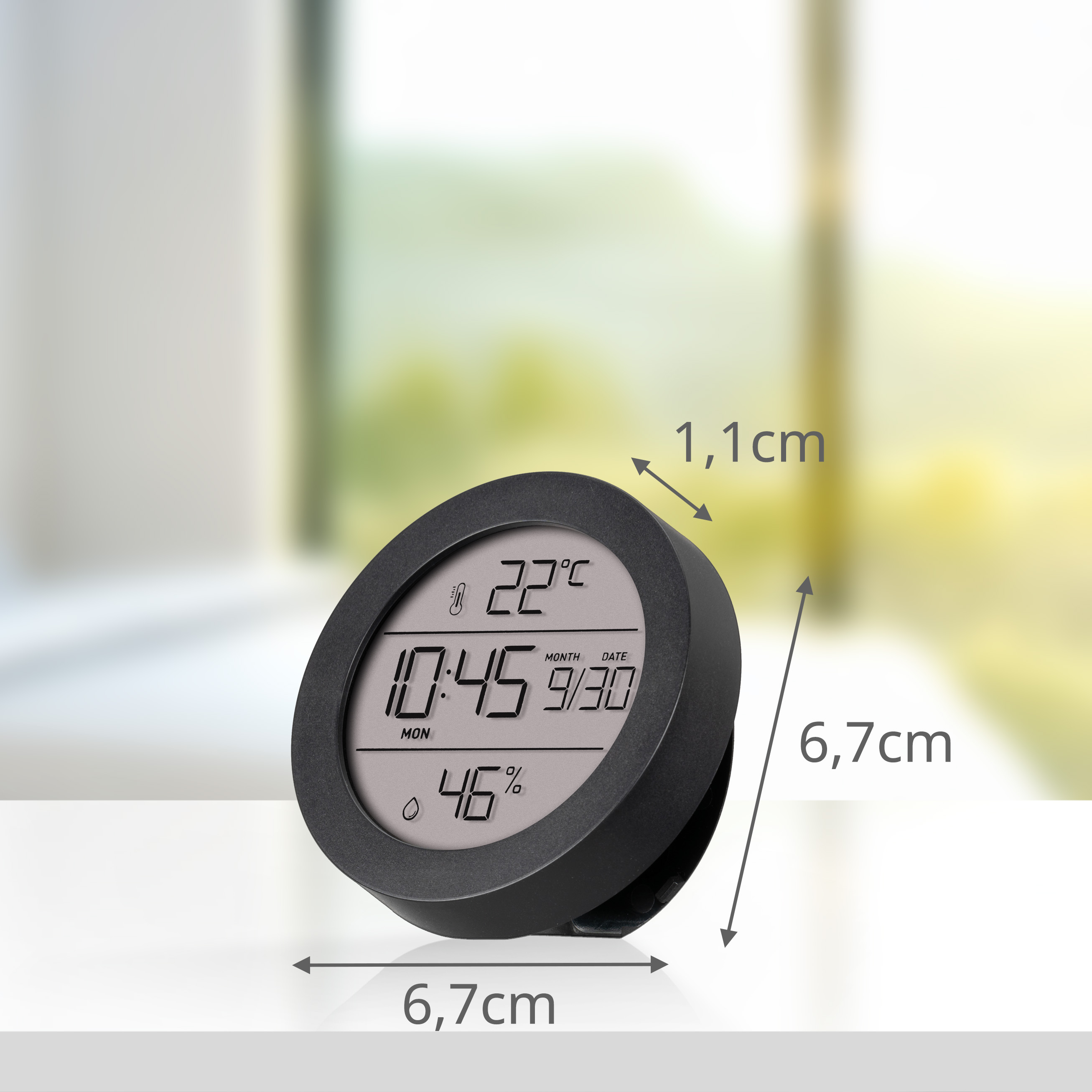 Un reloj digital negro muestra 22°C, 10:45 AM, 9/30 y 46% de humedad.