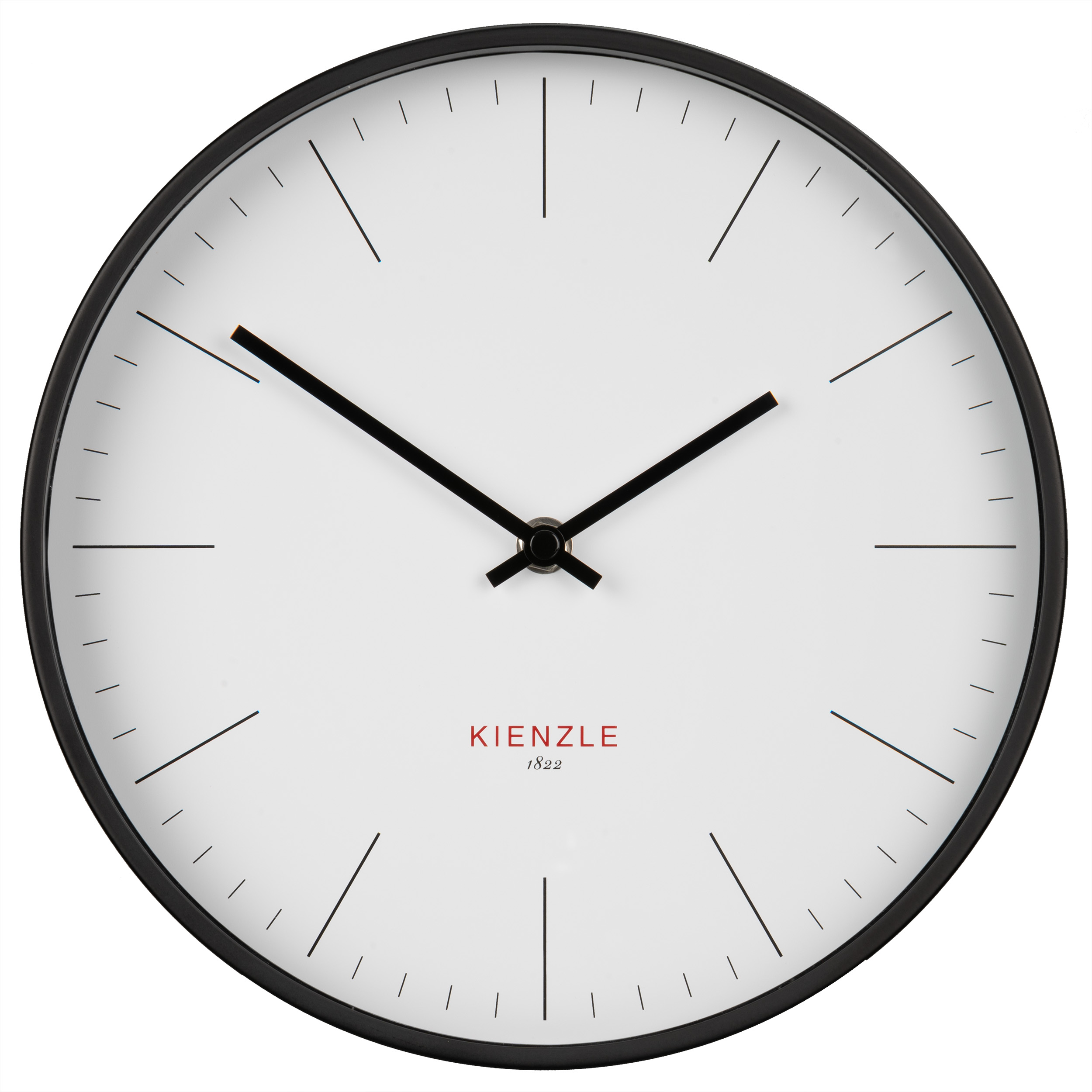 Un orologio da parete rotondo con cornice nera e quadrante bianco.