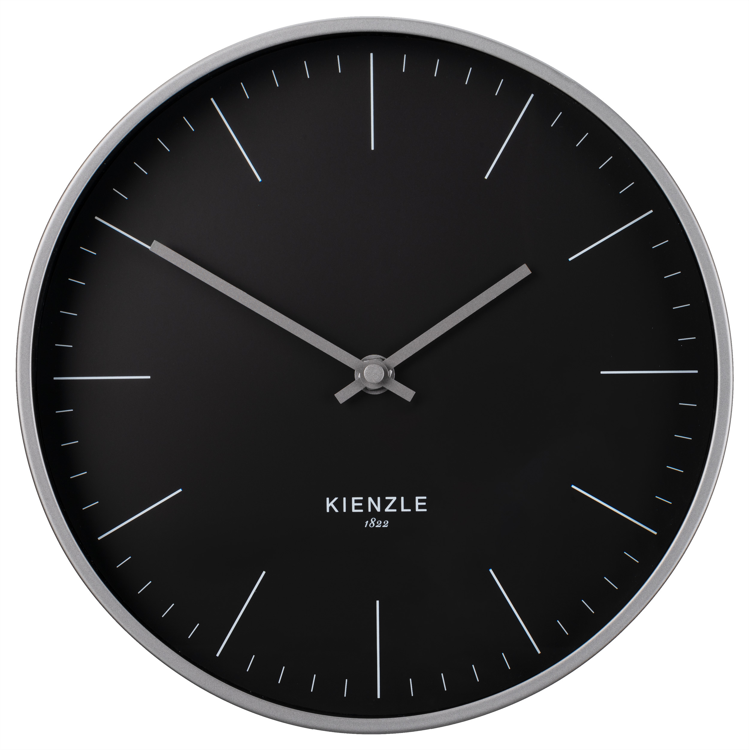 Un orologio da parete nero Kienzle con cornice argentata e indicatori bianchi.