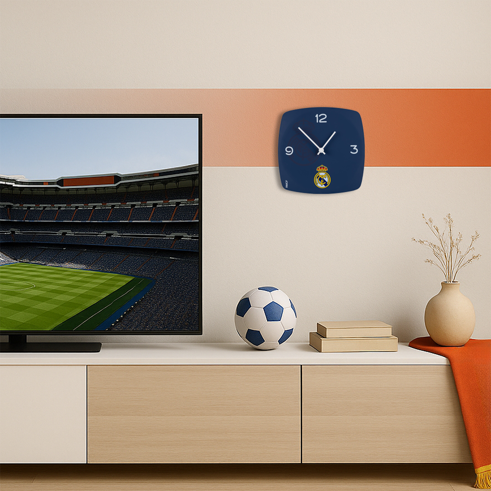 Un balón de fútbol, un reloj con logo del Real Madrid y un televisor con vista.