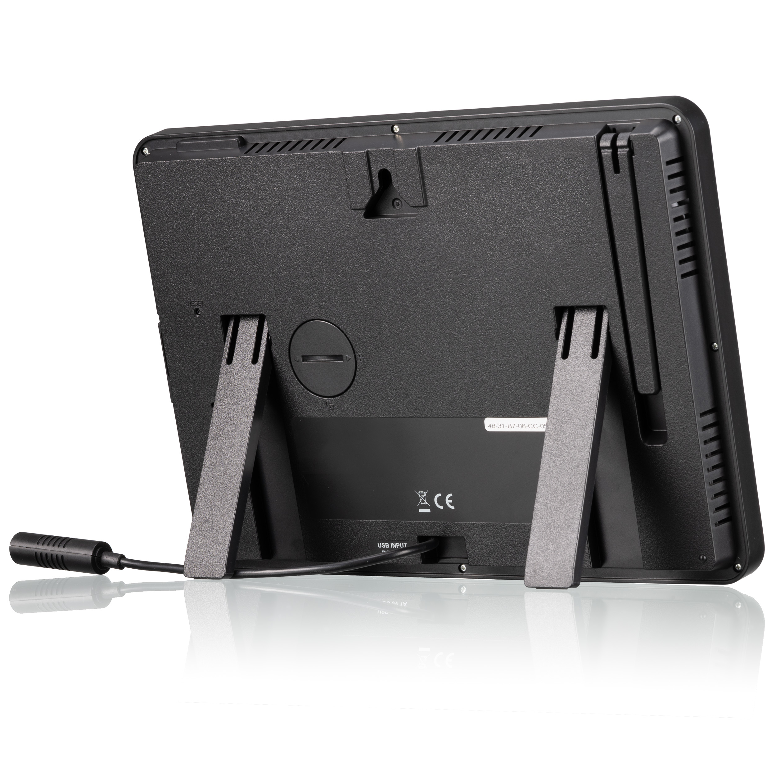 Vista trasera de un dispositivo de estación meteorológica negro con soporte plegable y cable USB.