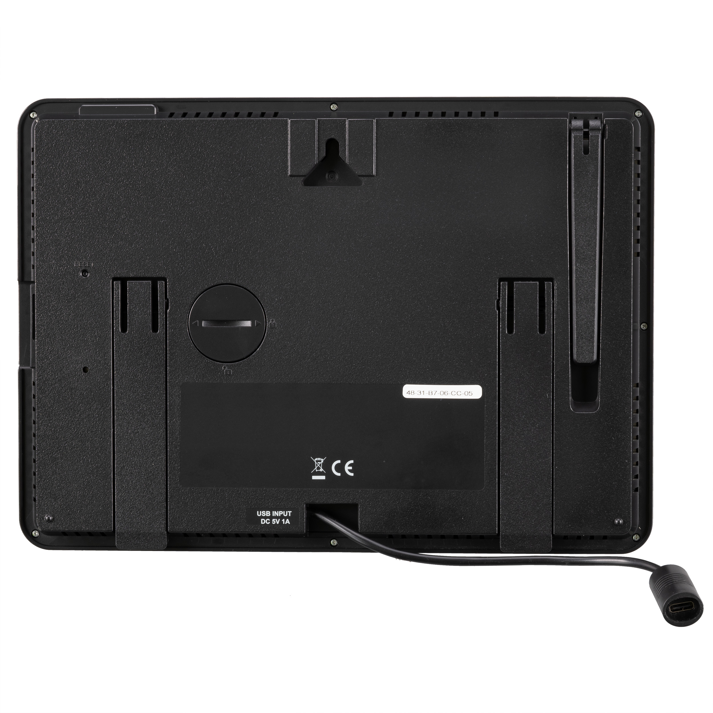 Parte trasera de un dispositivo negro con puerto USB y cable.