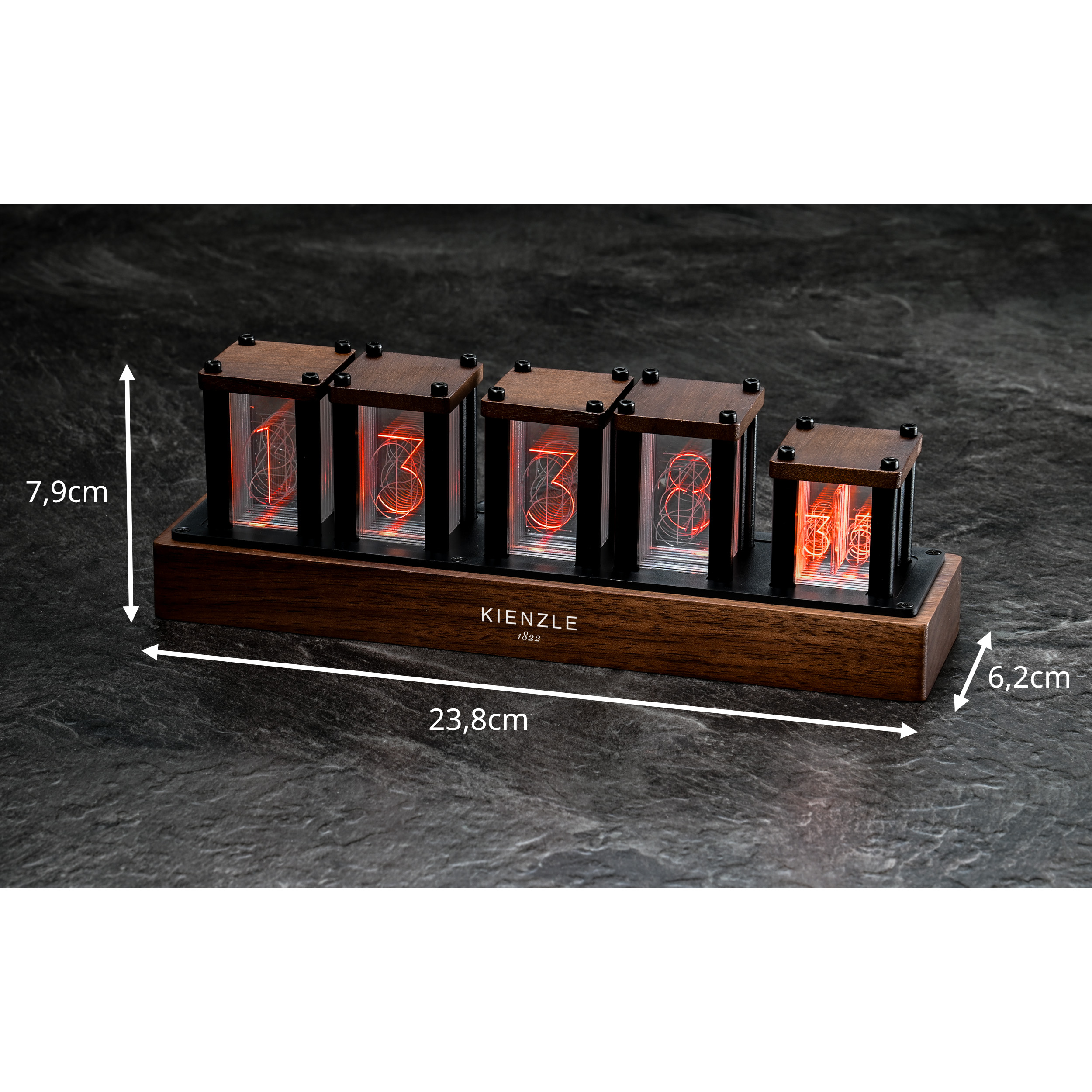 Un display di orologio Nixie Kienzle a quattro tubi su base in legno.