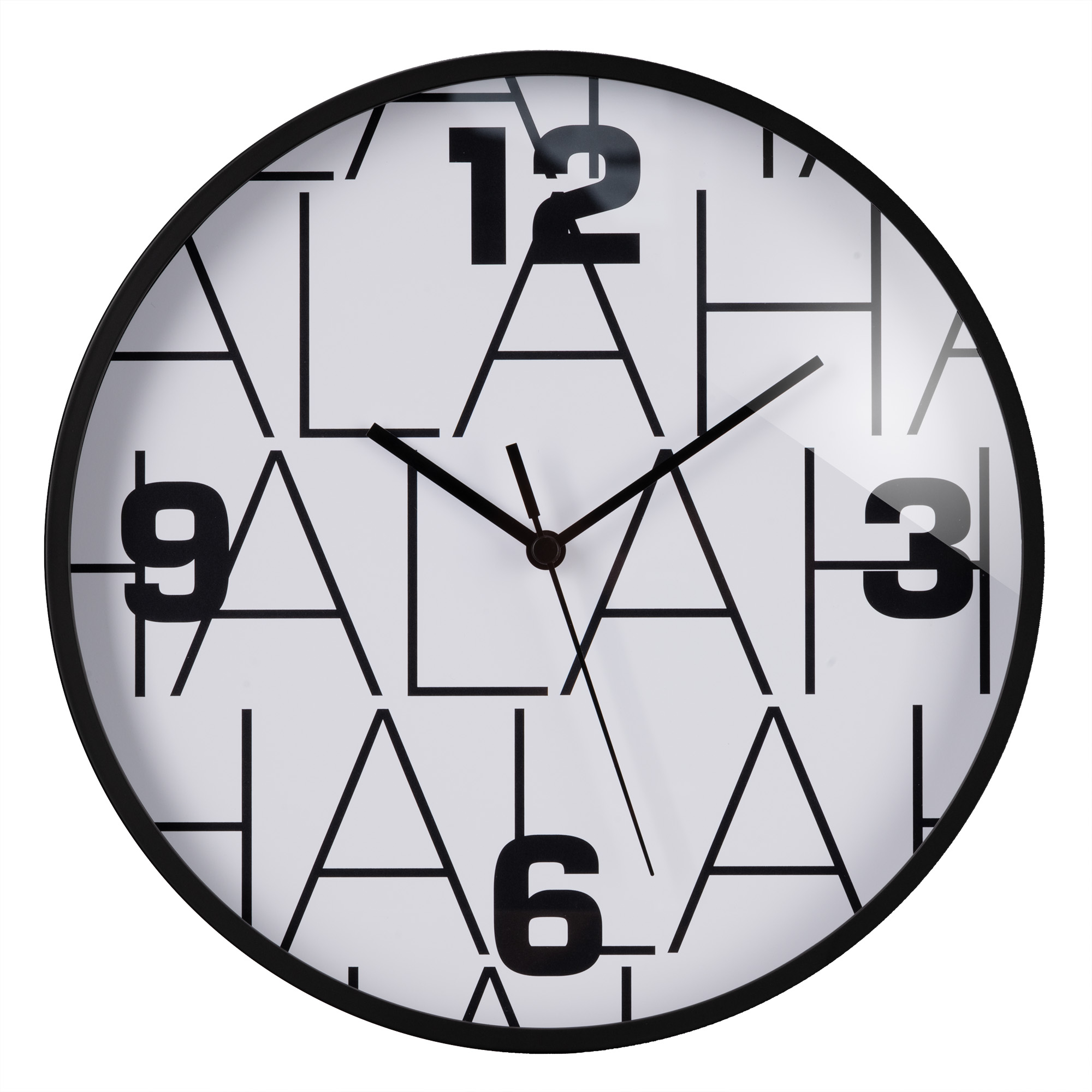Un reloj de pared negro con esfera blanca y grandes números negros.