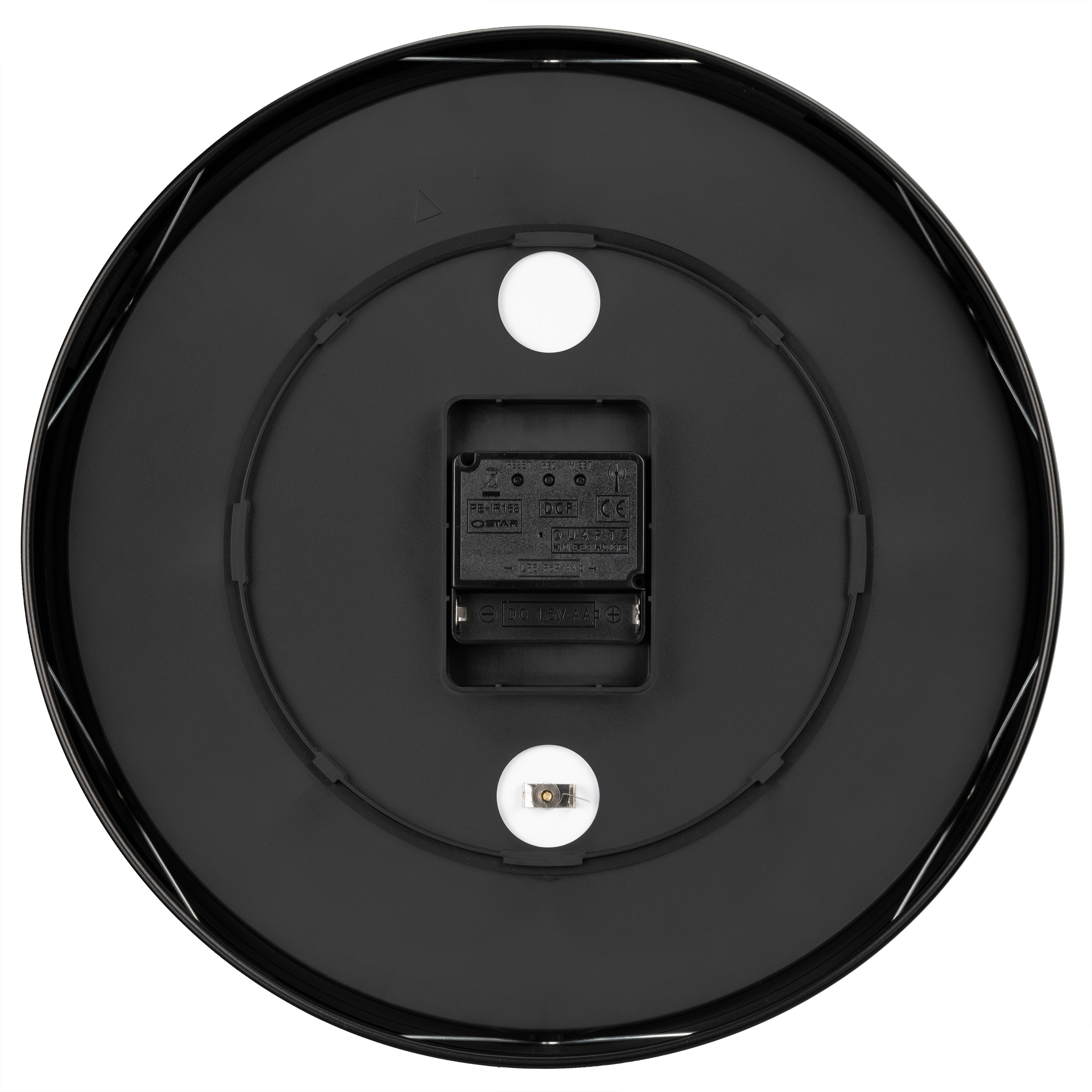 Parte trasera de un reloj negro con movimiento de cuarzo y compartimento para pilas AA.