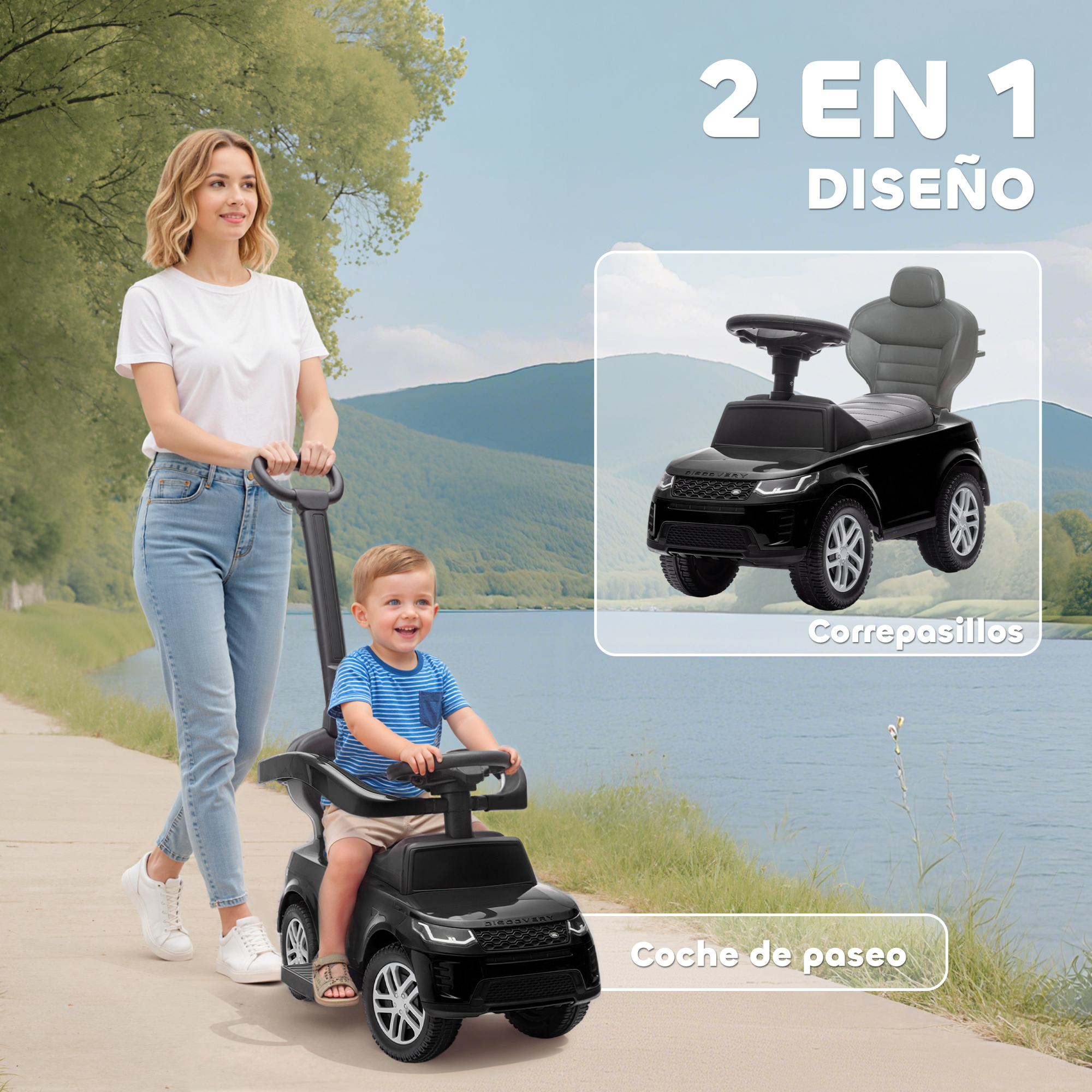 Una mujer empuja un coche de juguete negro con un niño sonriente dentro.