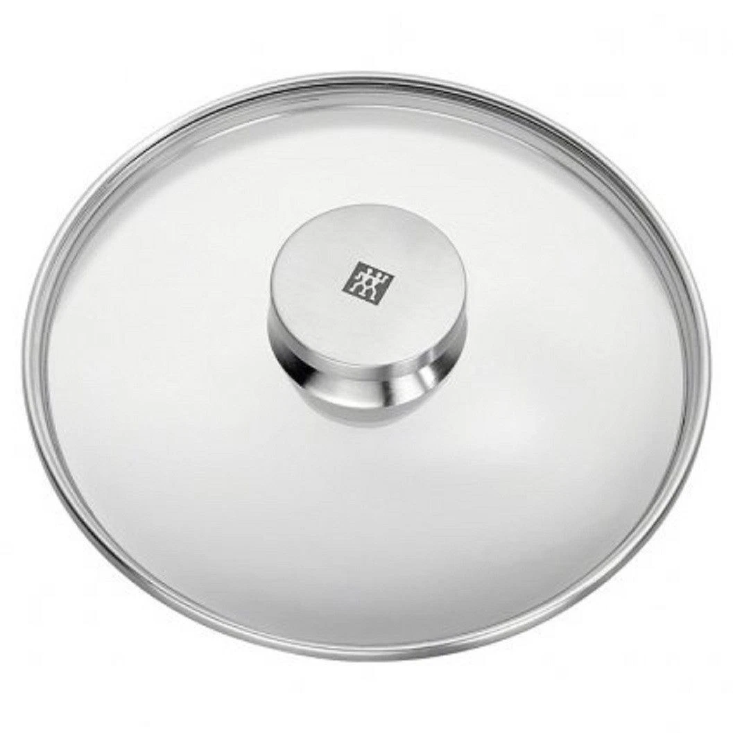 Ein runder Glasdeckel mit silbernem Griff und Logo.