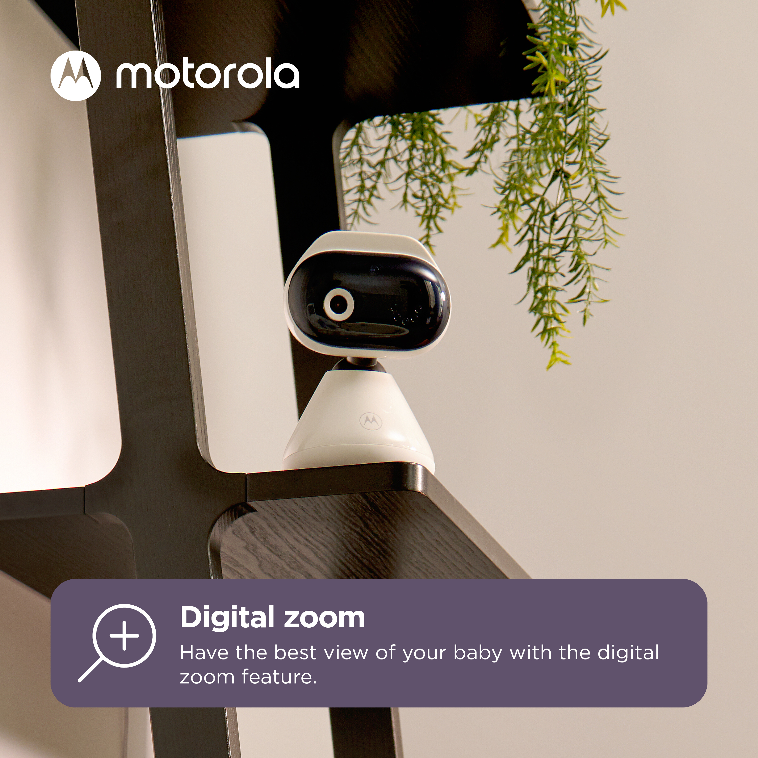 Un baby monitor bianco con logo Motorola su uno scaffale scuro.