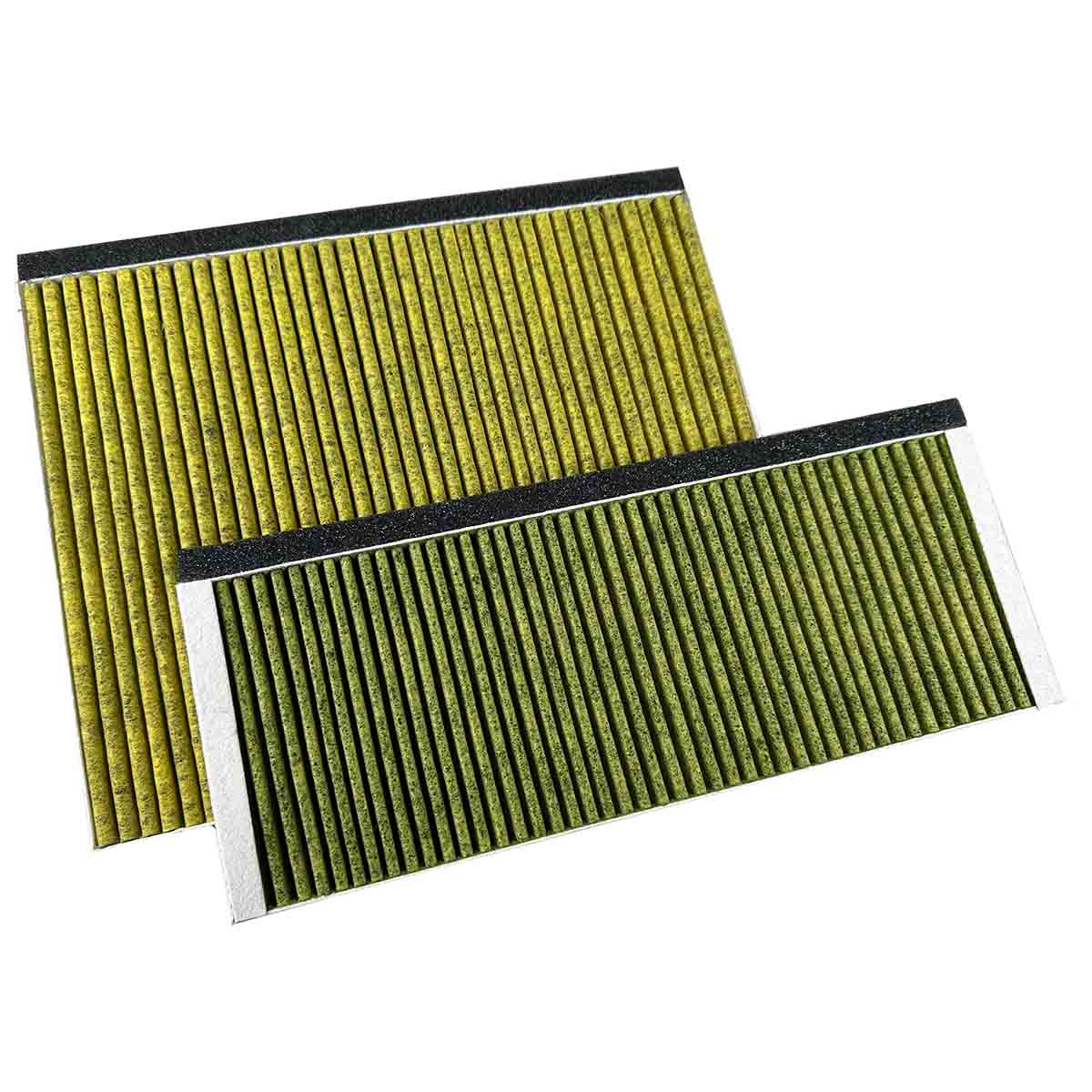 Zwei Luftfilter mit gelben und grünen Lamellen, auf weißem Hintergrund.