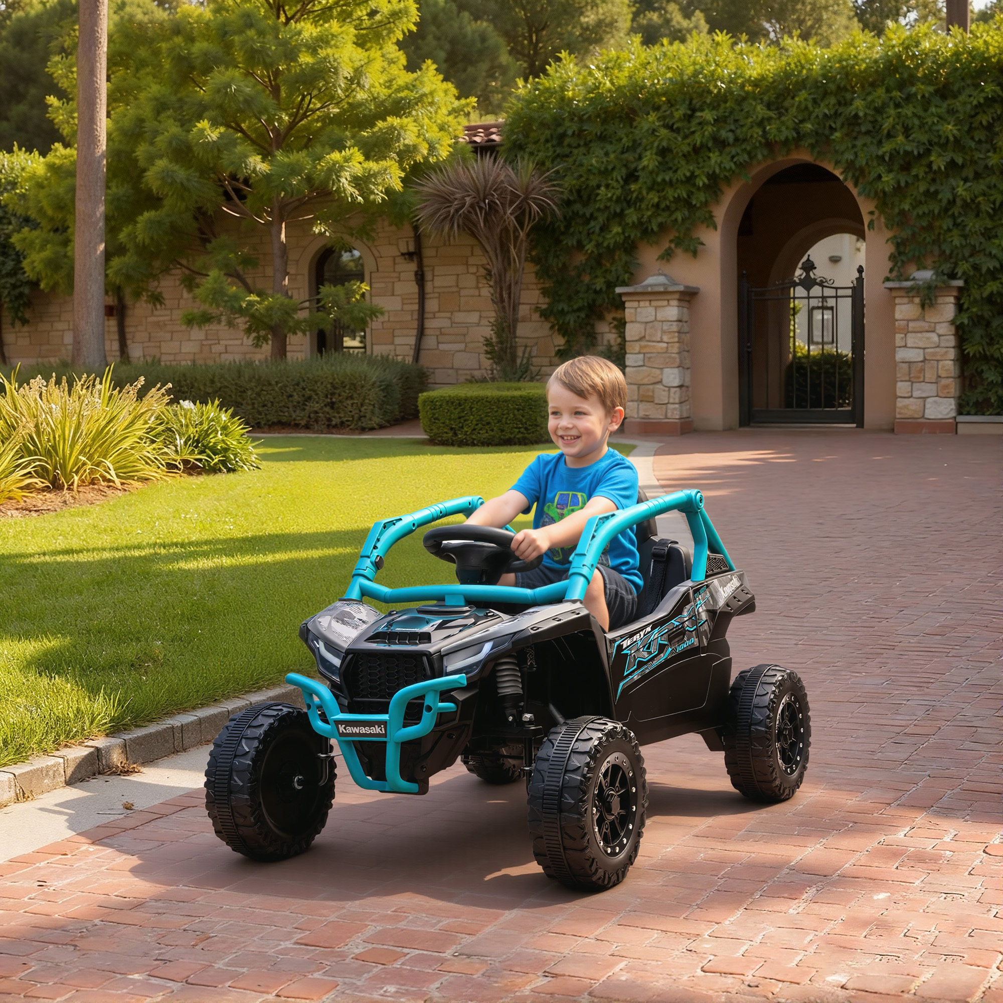 Un niño conduce un coche eléctrico negro y azul en una entrada de ladrillos.