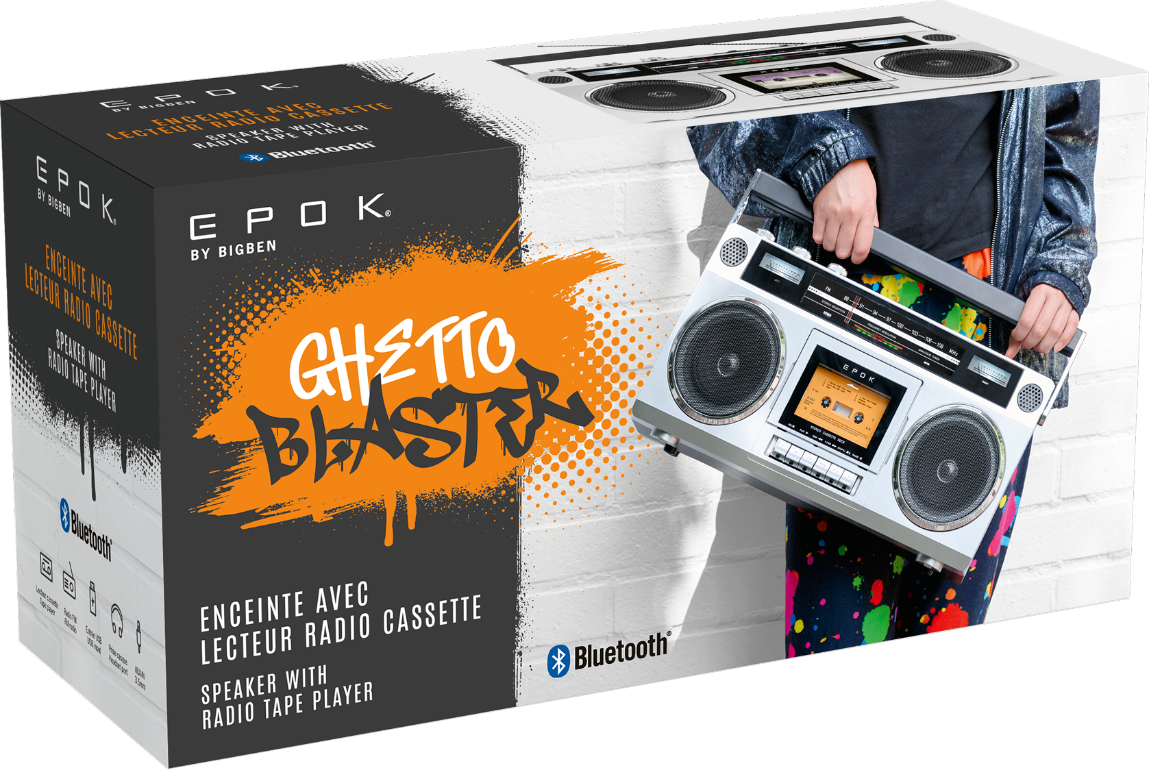 Person hält eine silberne Ghettoblaster-Box mit Kassettenfach und Lautsprechern.