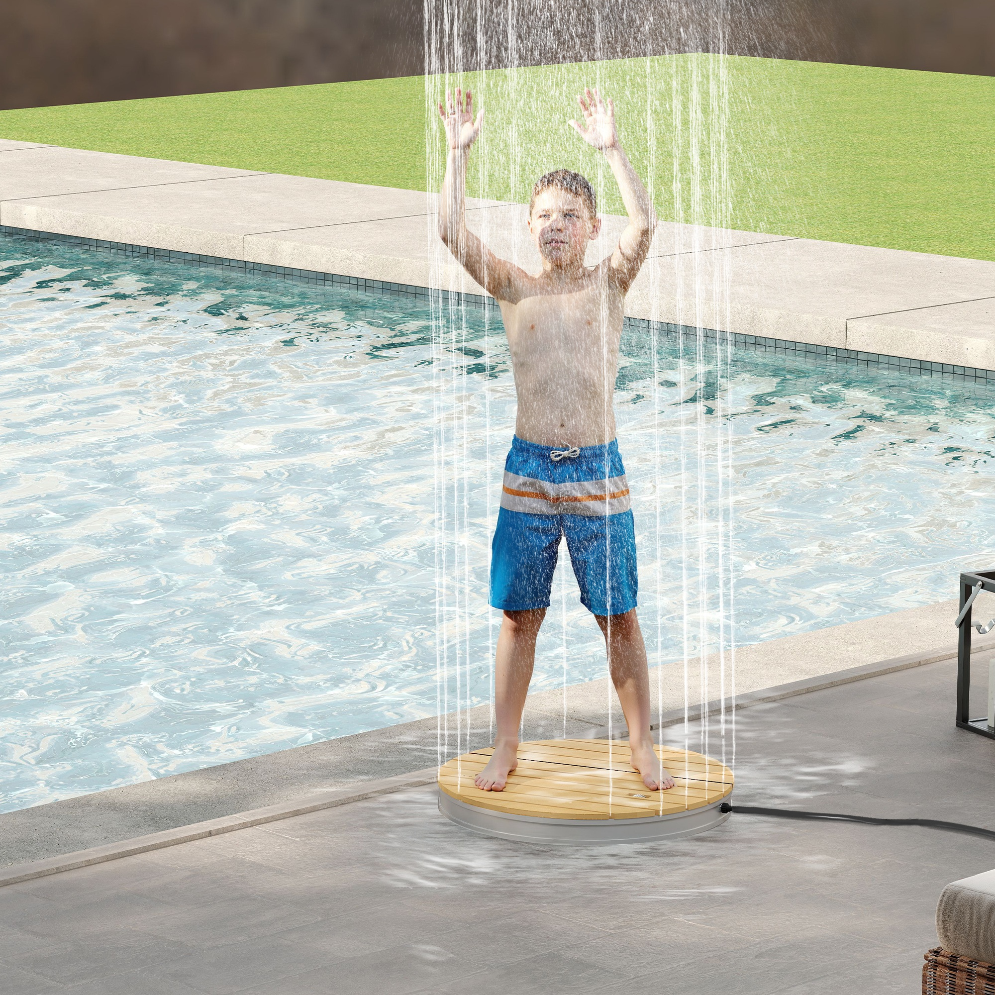 Un niño se para bajo una ducha exterior junto a una piscina, con las manos en alto.