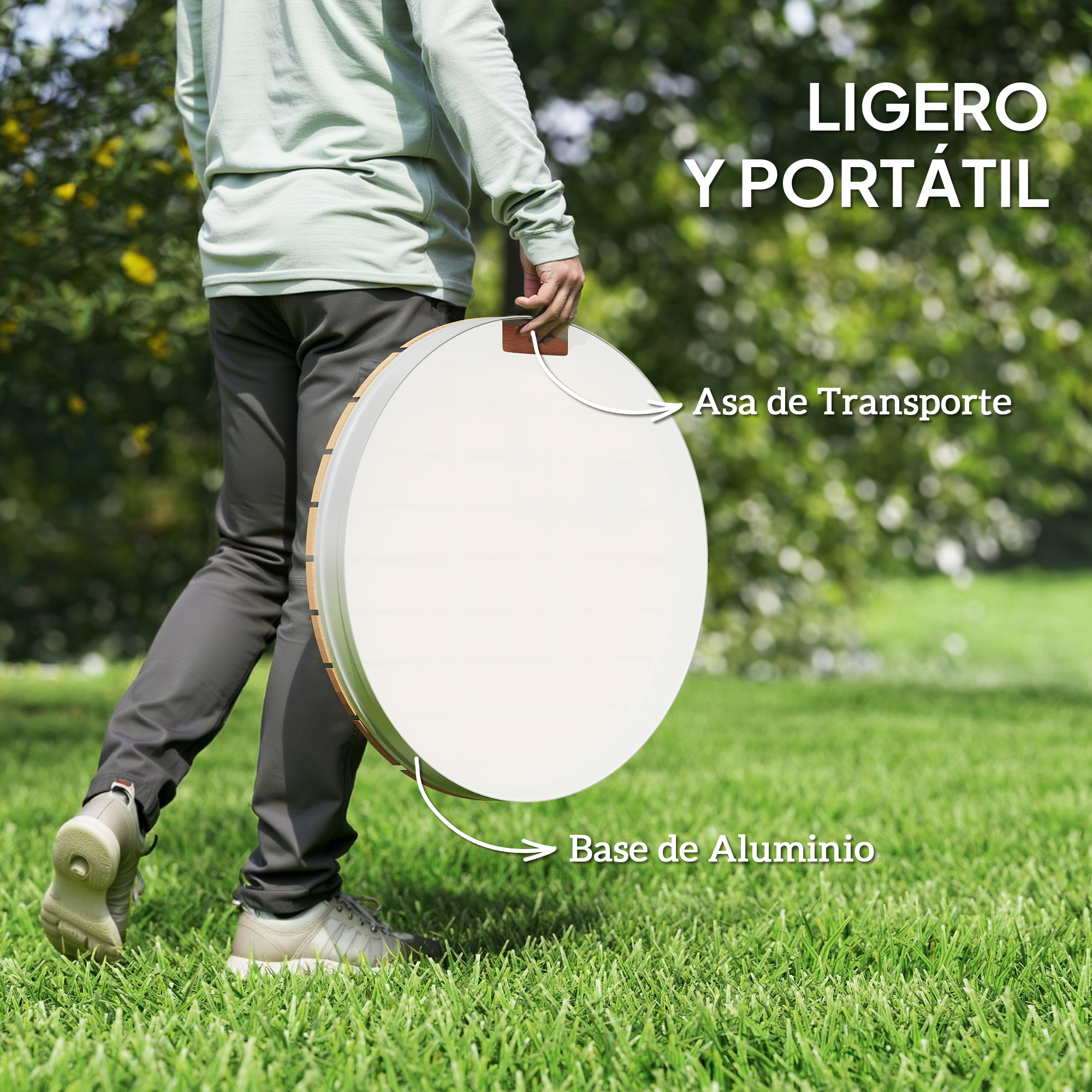 Hombre lleva disco blanco con asa y base de aluminio en el césped.