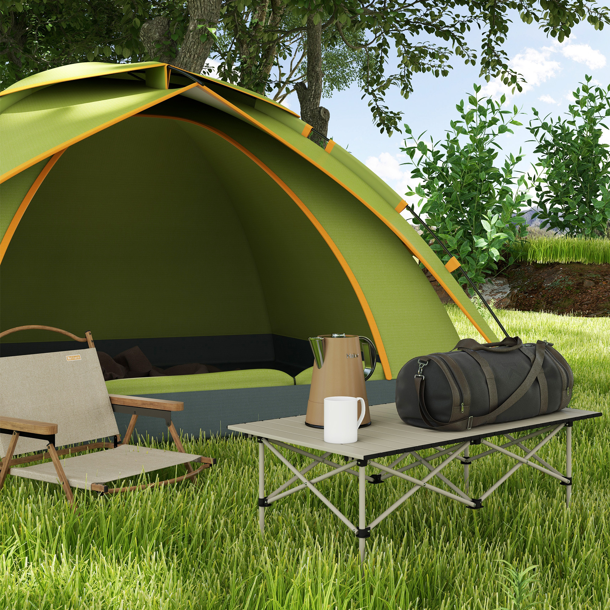 Tienda verde con mesa de camping, silla, tetera y bolsa en el césped.