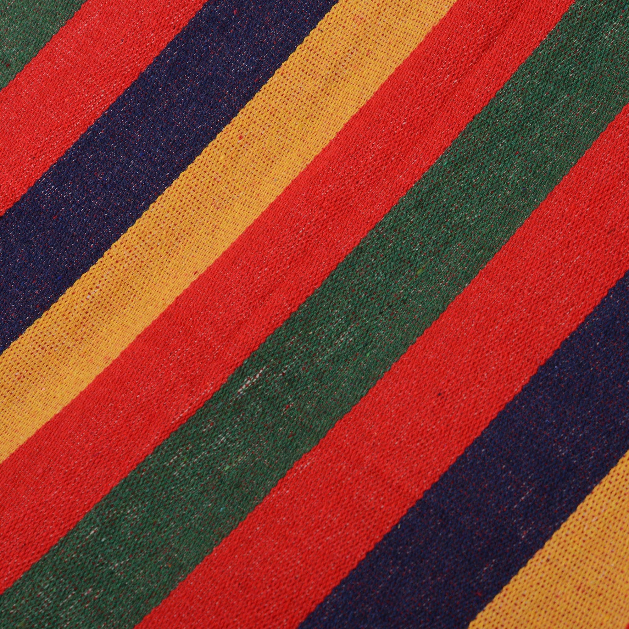 Tejido a rayas con franjas rojas, azules, amarillas y verdes.