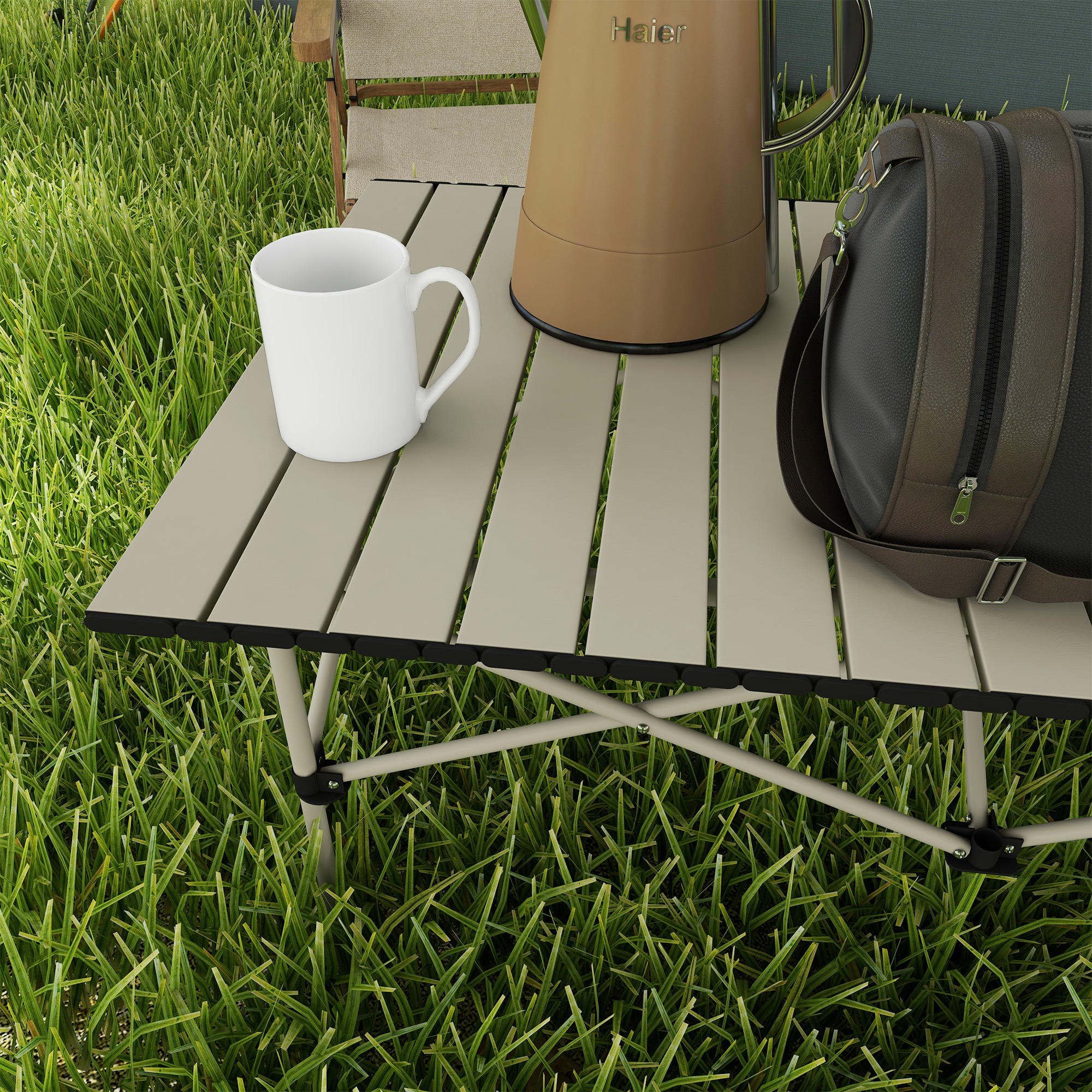 Una taza blanca, una tetera marrón y una bolsa sobre una mesa en el césped.